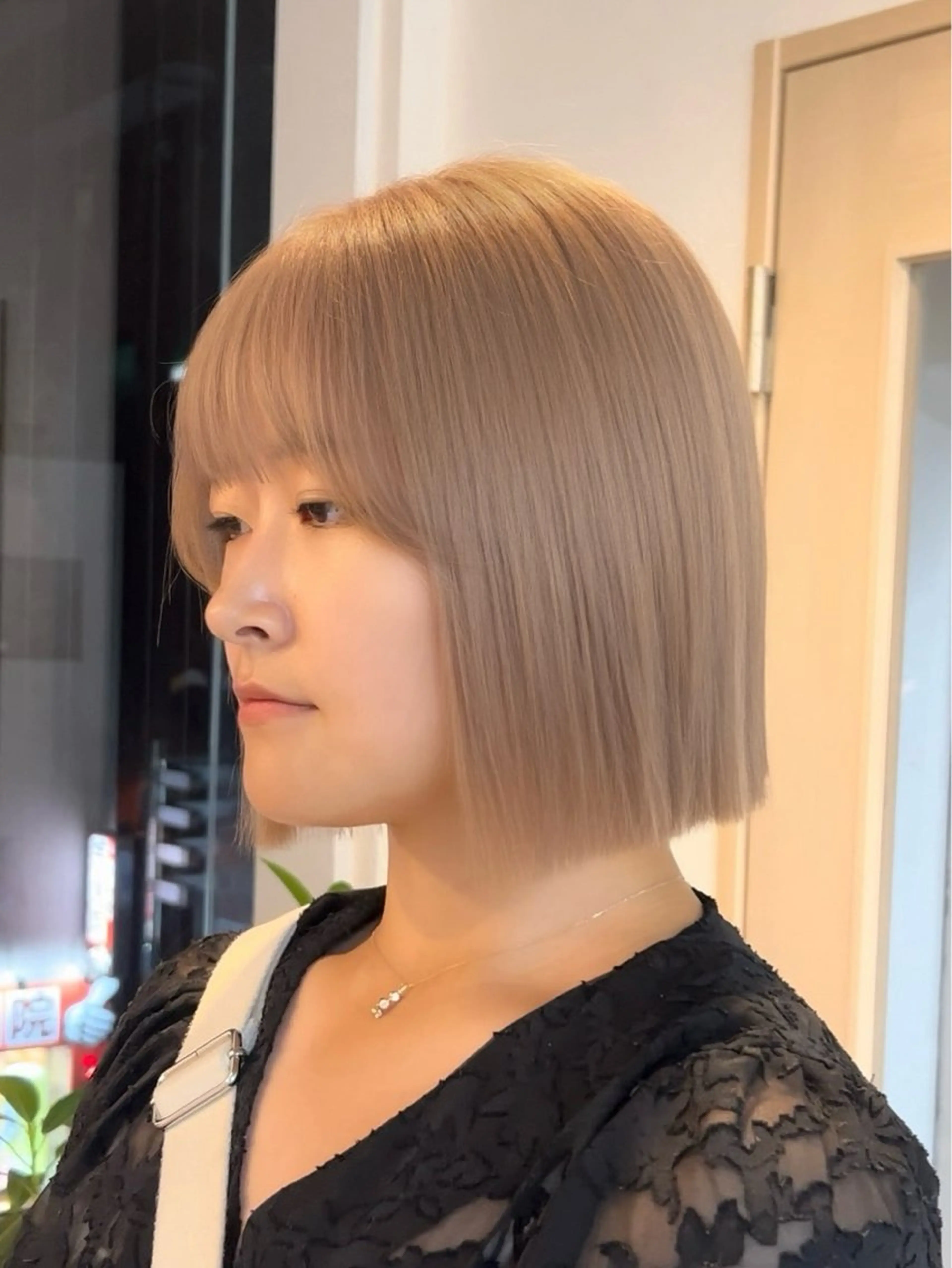 ミディアム カラー 切りっぱなしボブ ベージュカラー ミルクティーベージュ ボブ カット ヘアカラー トリートメント 艶カラー/レイヤー/ ハイトーン/まなみのヘアスタイル