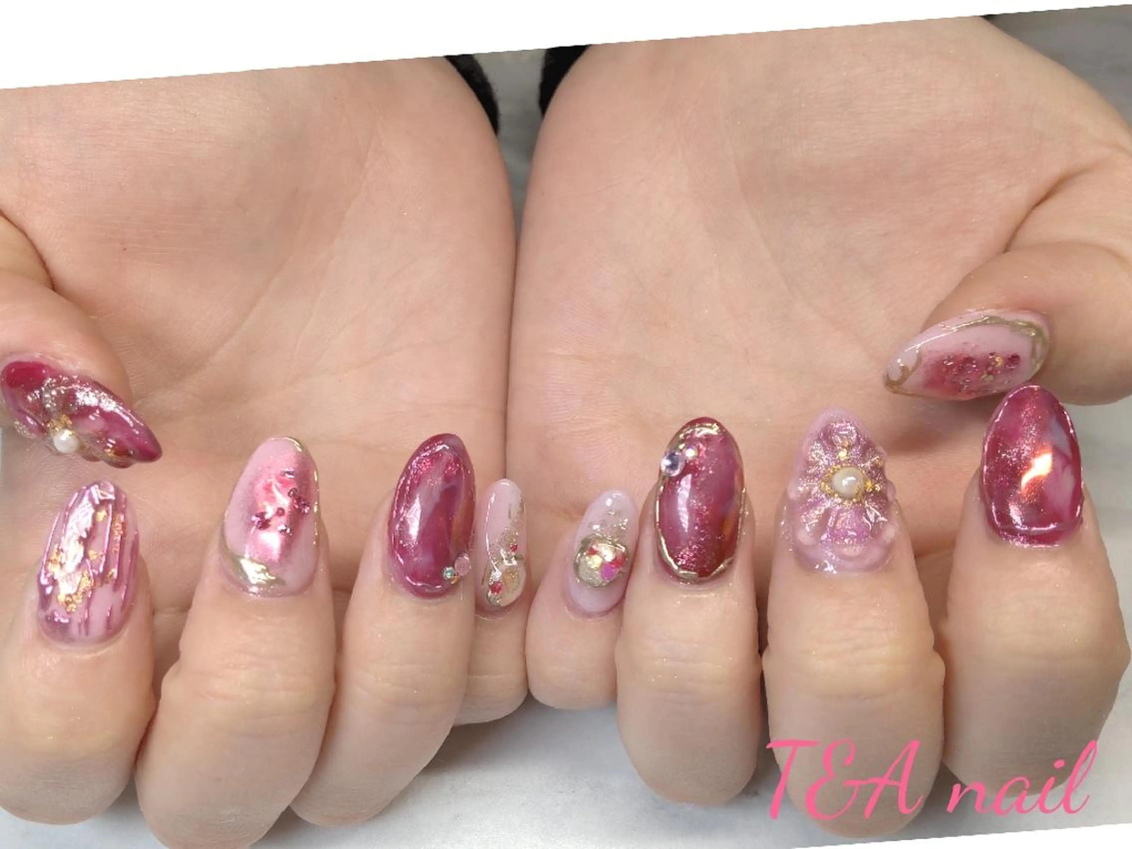 ミディアム ネイル 成人式 長さ出し フラワーネイル ジェルネイル キラキラネイル T&A nailのネイルデザイン