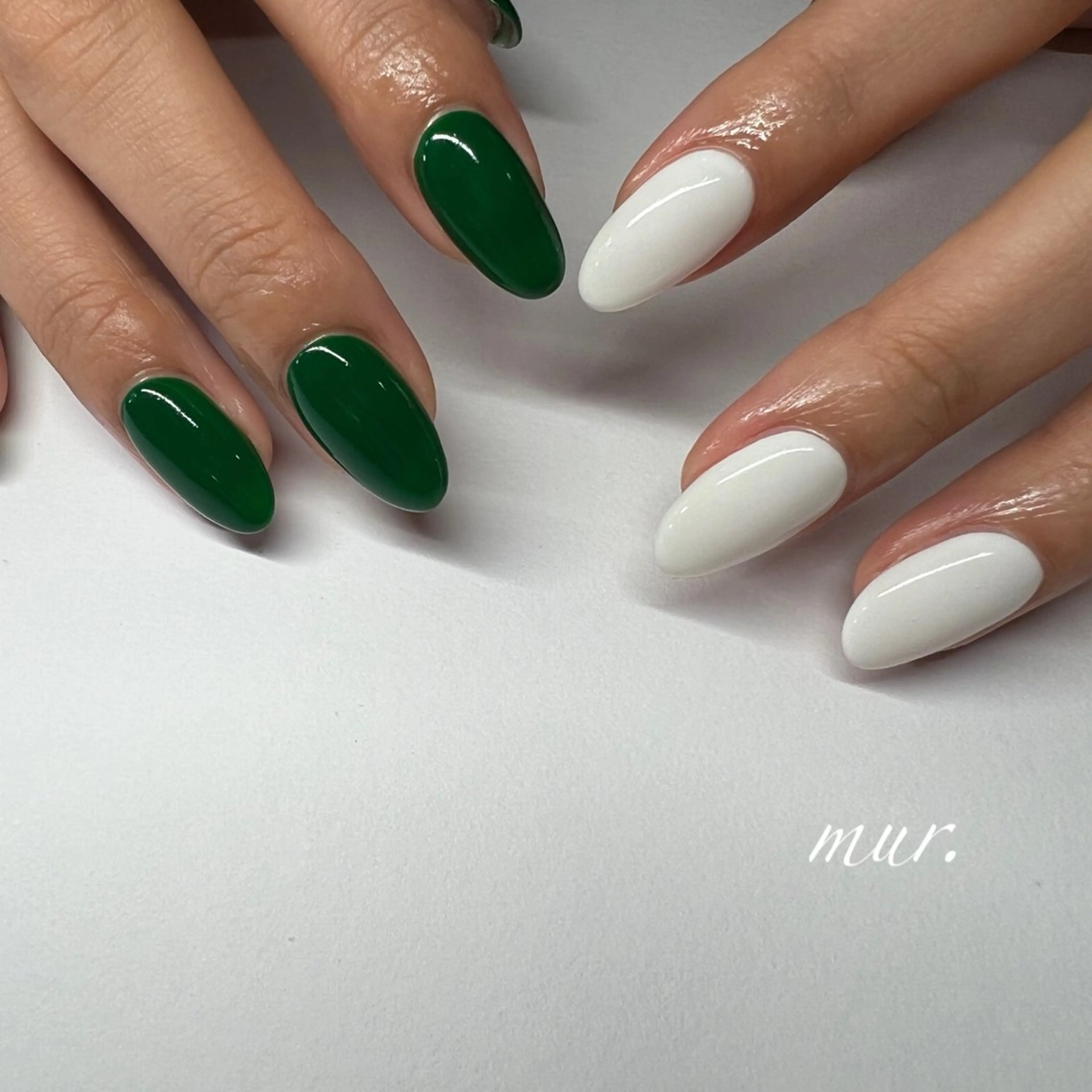 ネイル ジェルネイル グリーン ワンカラーネイル ホワイト nailsalon mur.のネイルデザイン