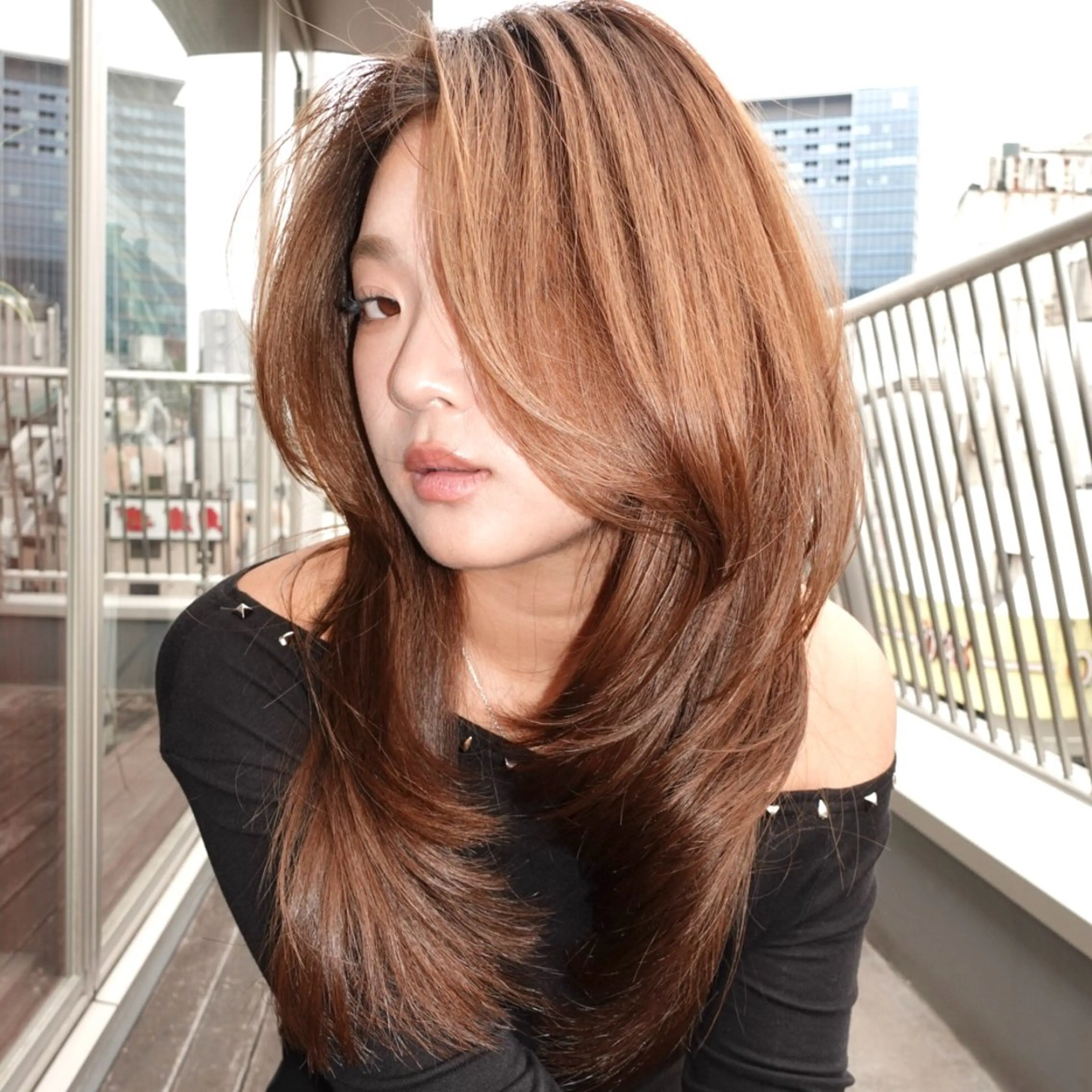 ミディアム カラー 黒髪 ブルーカラー ブルーブラック ハッシュカット レイヤーカット カット ヘアカラー トリートメント momo もものヘアスタイル