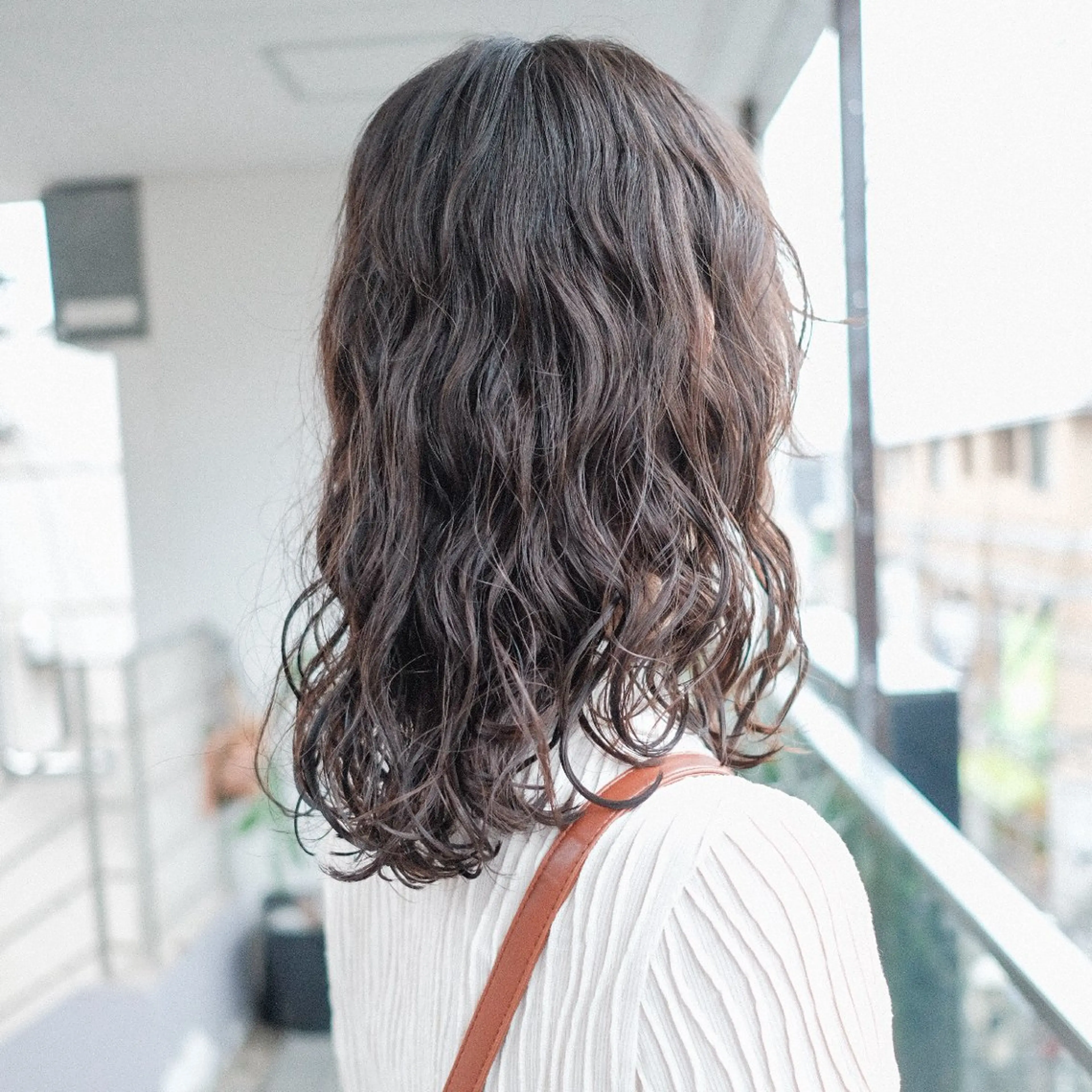 セミロング パーマ ツイストスパイラルパーマ セミロングパーマ スパイラルパーマ ツイストパーマ ツイスパ/波巻き対応 メンズ特化　石川愛理のヘアスタイル