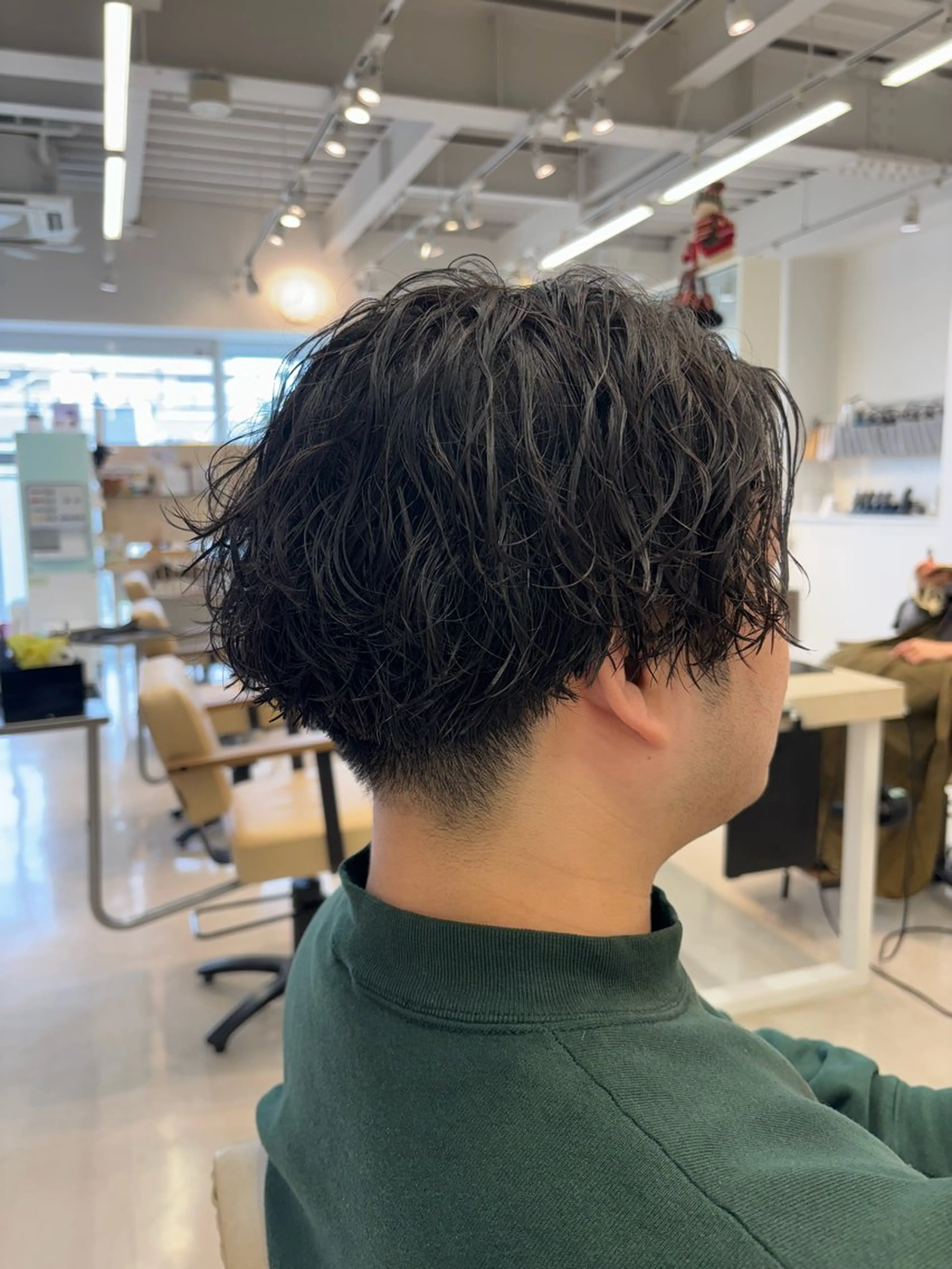 パーマ メンズ ビジネス メンズパーマ スペインカール 波巻きパーマ ニュアンスパーマ カット パーマ ニュアンスパーマ/ フェザー/マッシュのヘアスタイル