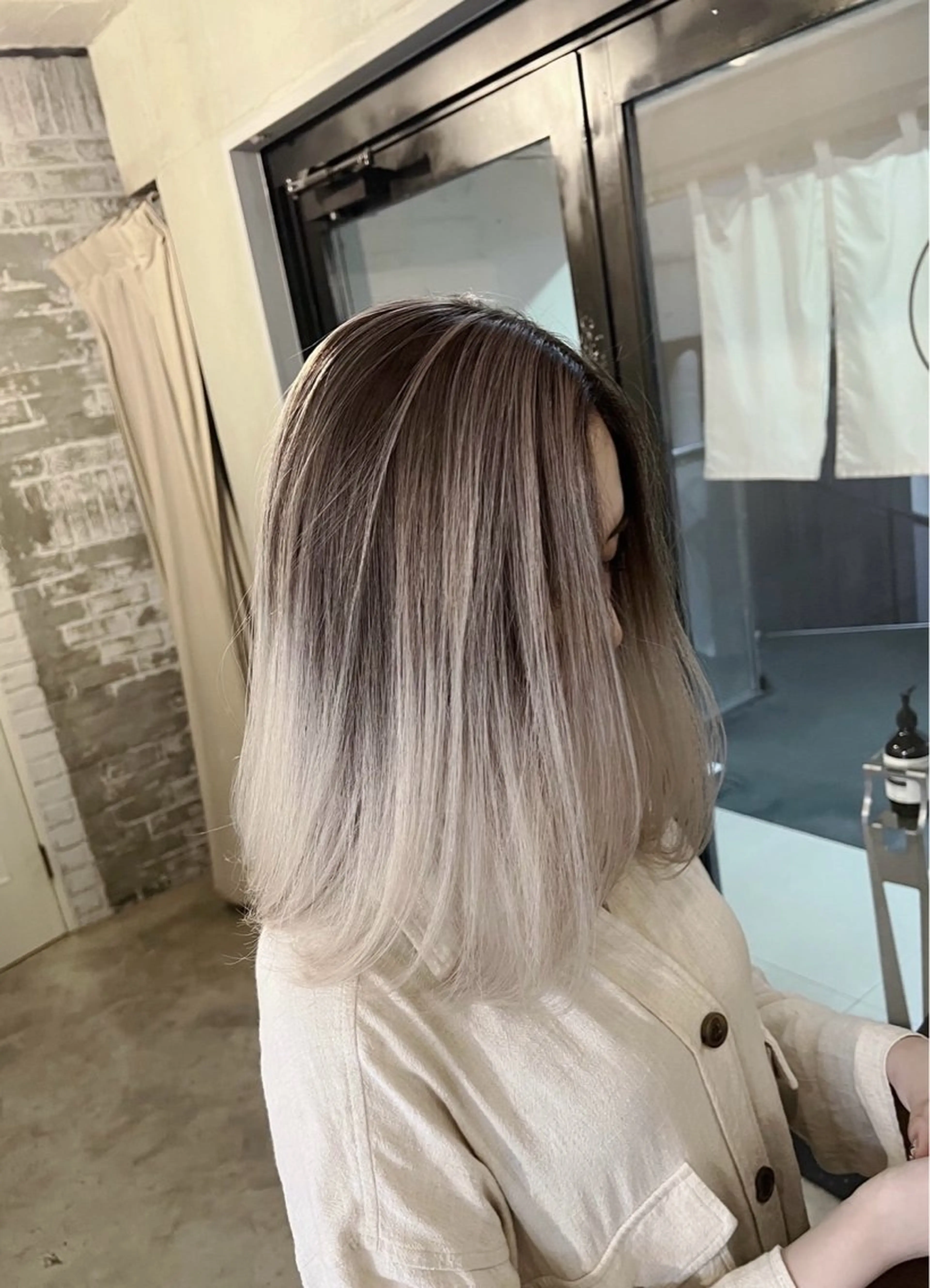 ミディアム カラー バレイヤージュ シルバー ホワイトシルバー レイヤーカット ヘアカラー トリートメント 指名数No.1 /NAOYAのヘアスタイル