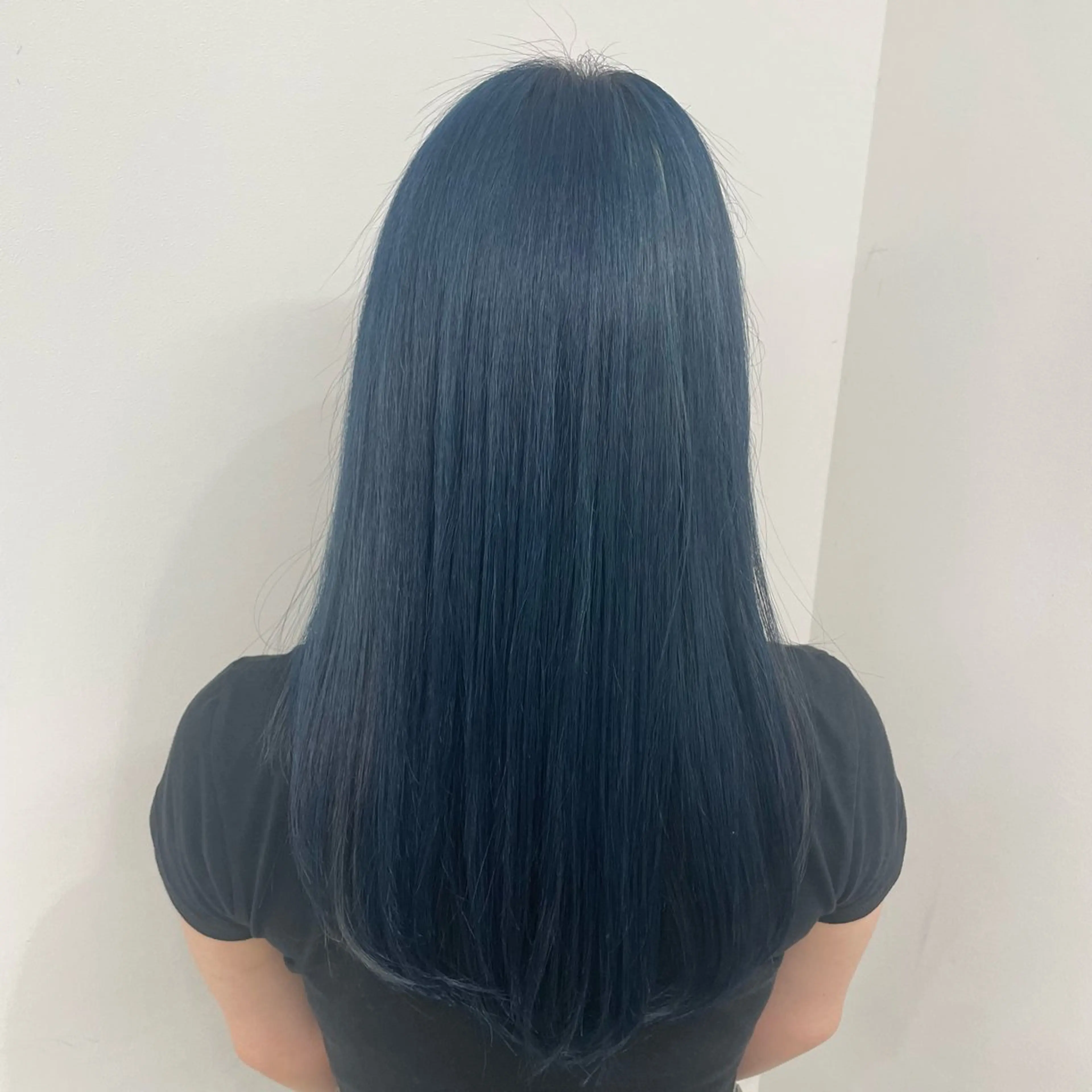 ロング カラー 黒髪 ブリーチ ブルーカラー ブルーブラック 古沢 みづきのヘアスタイル