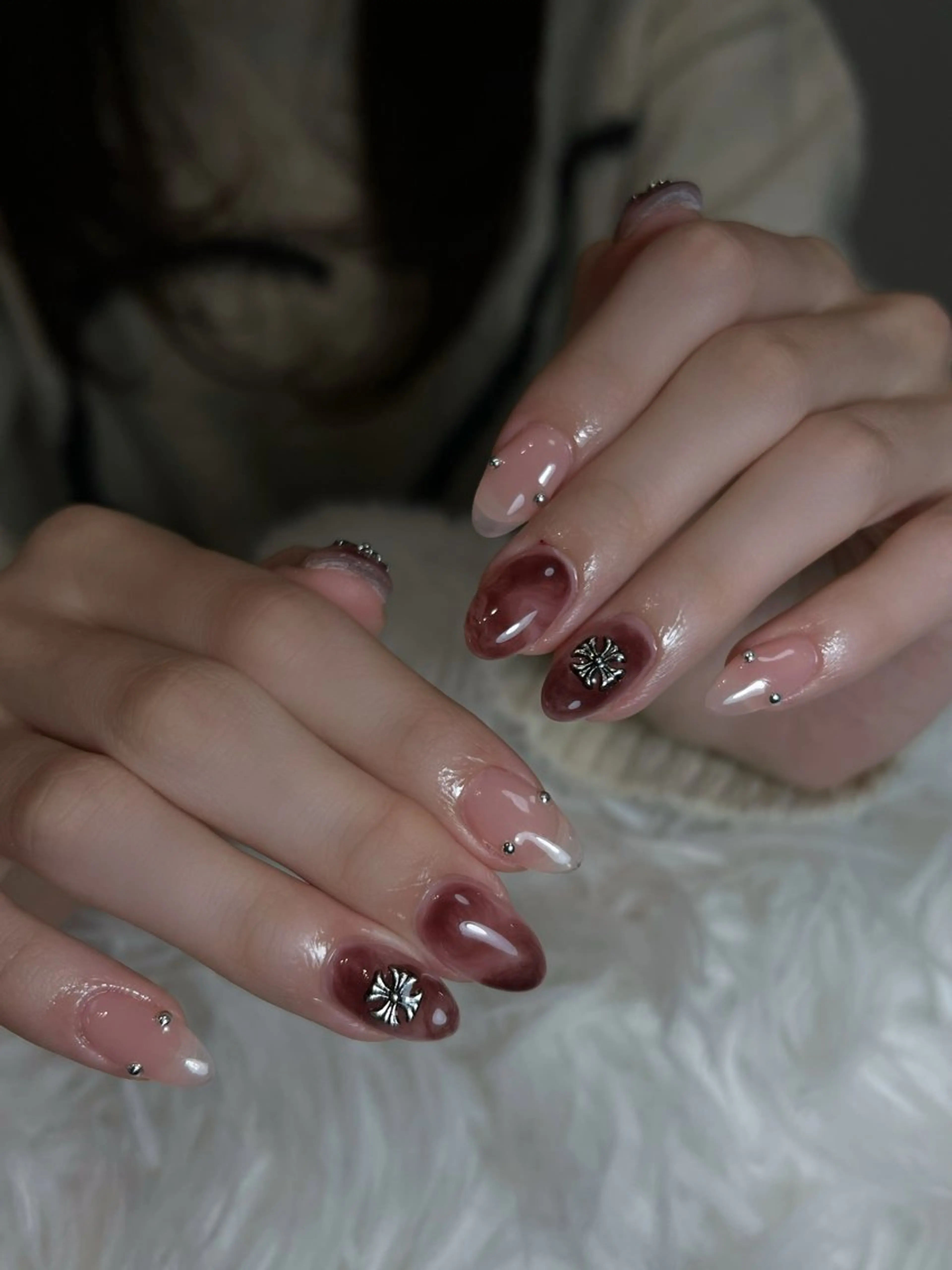 ネイル オーロラネイル ボルドー ブラウン 氷ネイル・うるうるネイル キラキラネイル ハンドネイル Julli NailStudioのネイルデザイン