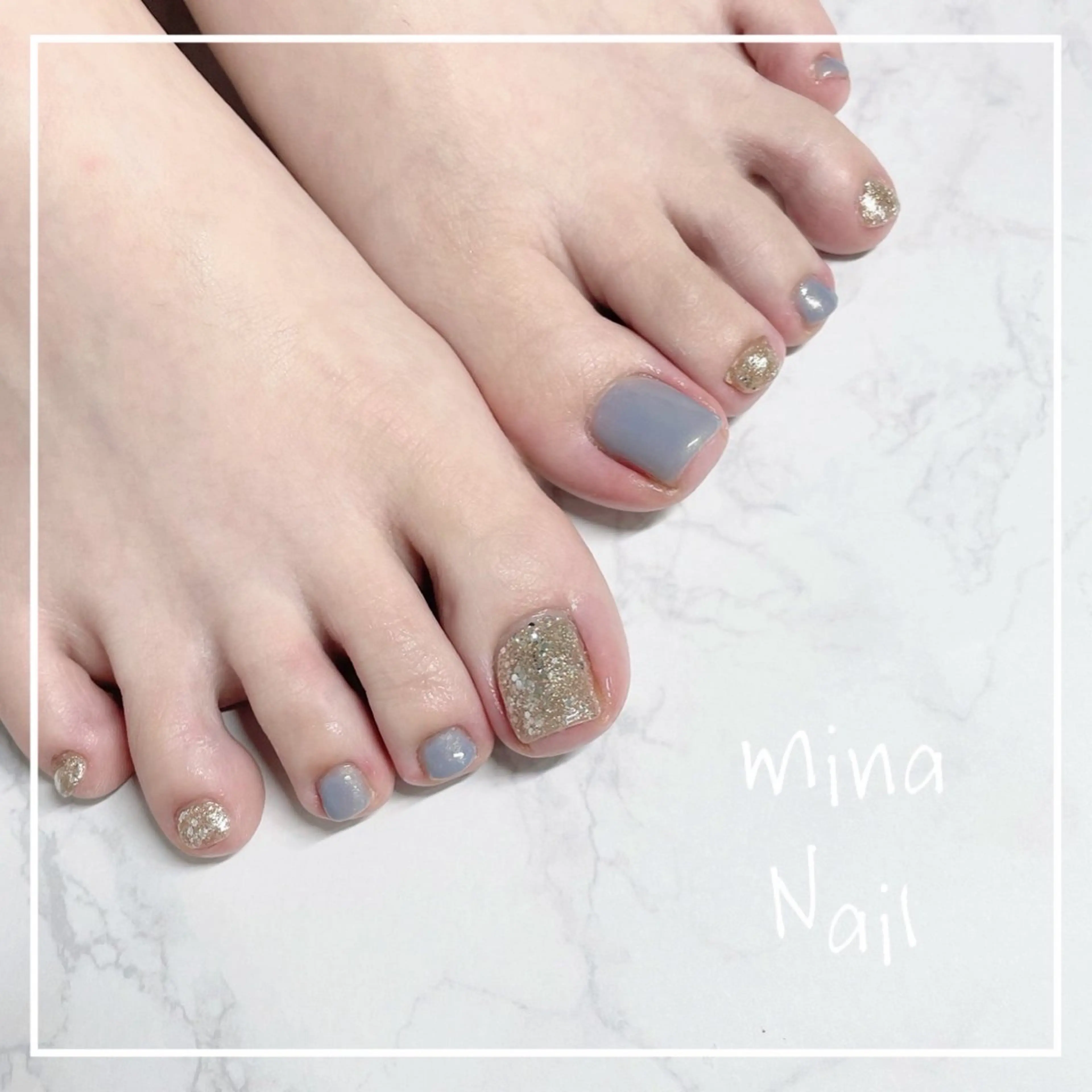 ネイル ブルー フットネイル ゴールド ラメ(グリッター) mina Nailのネイルデザイン