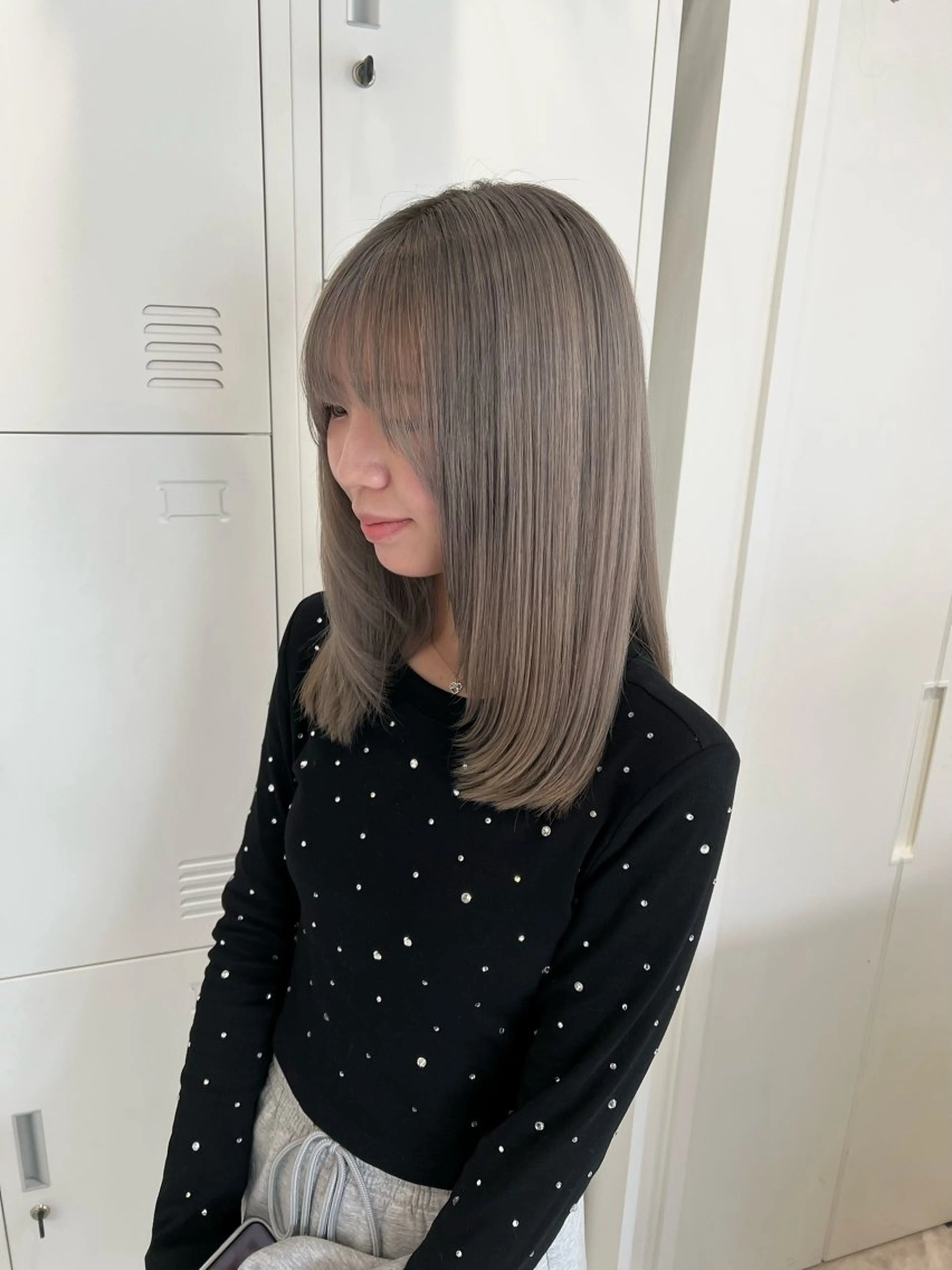 セミロング カラー 透明感カラー グレージュ シルバー シルバーグレージュ ヘアカラー 黒阪 なみのヘアスタイル