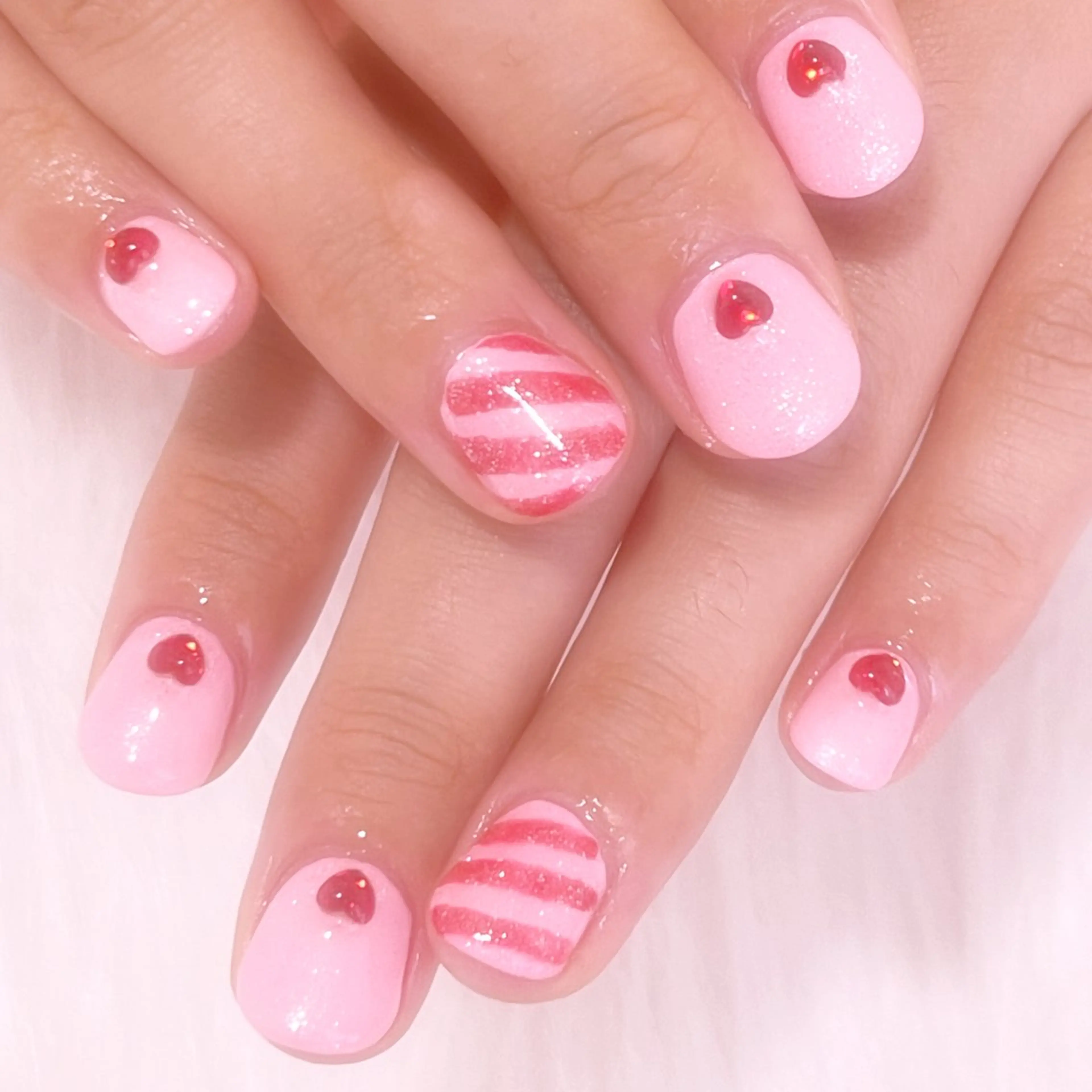 ネイル アートネイル ハート ハンドネイル 梅島のネイル屋さん所属・梅島の ネイル屋さんのネイルデザイン