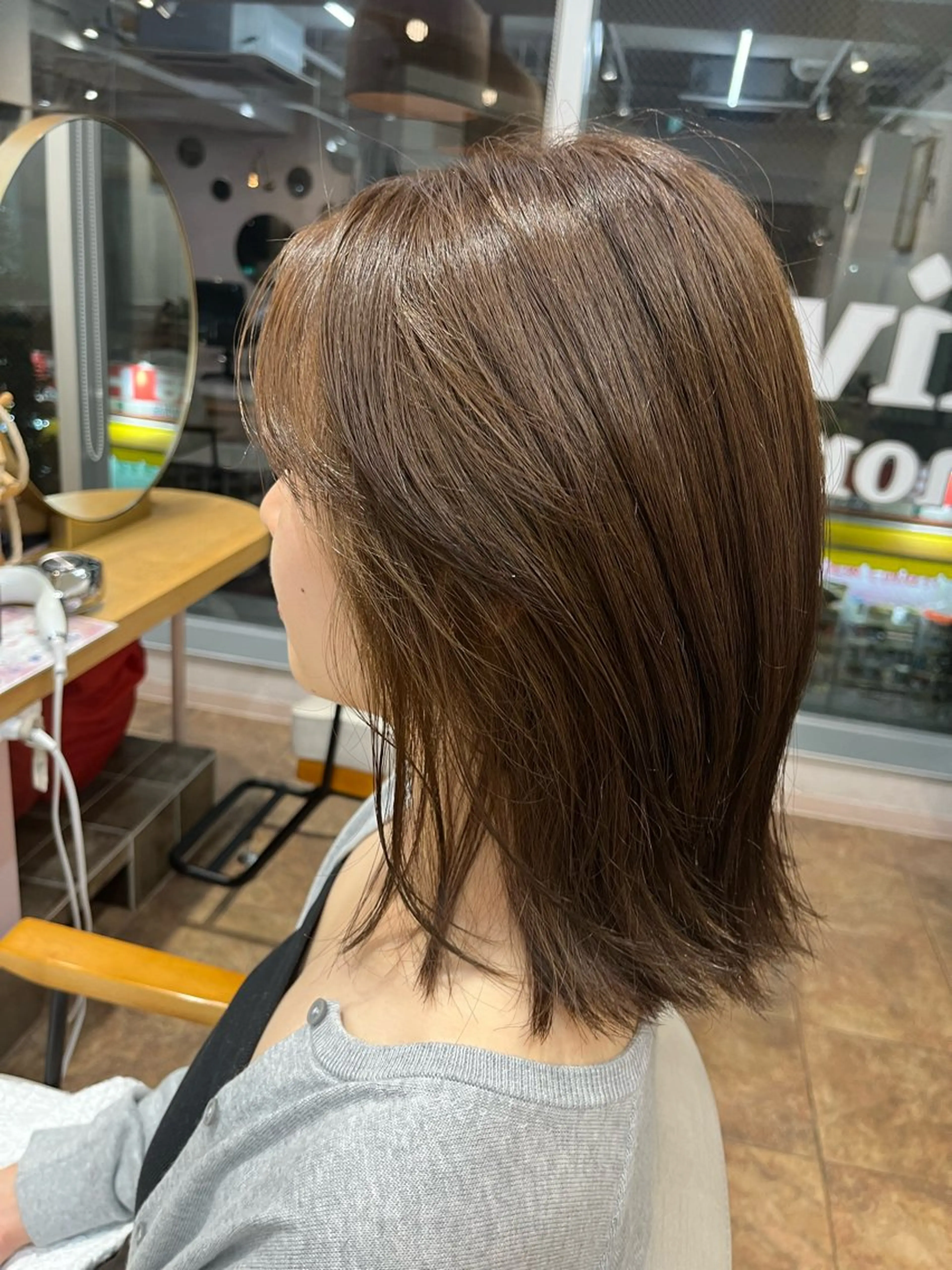 ミディアム カラー ベージュカラー オリーブベージュ みさき/レイヤー/ハ ッシュカット/パーマのヘアスタイル