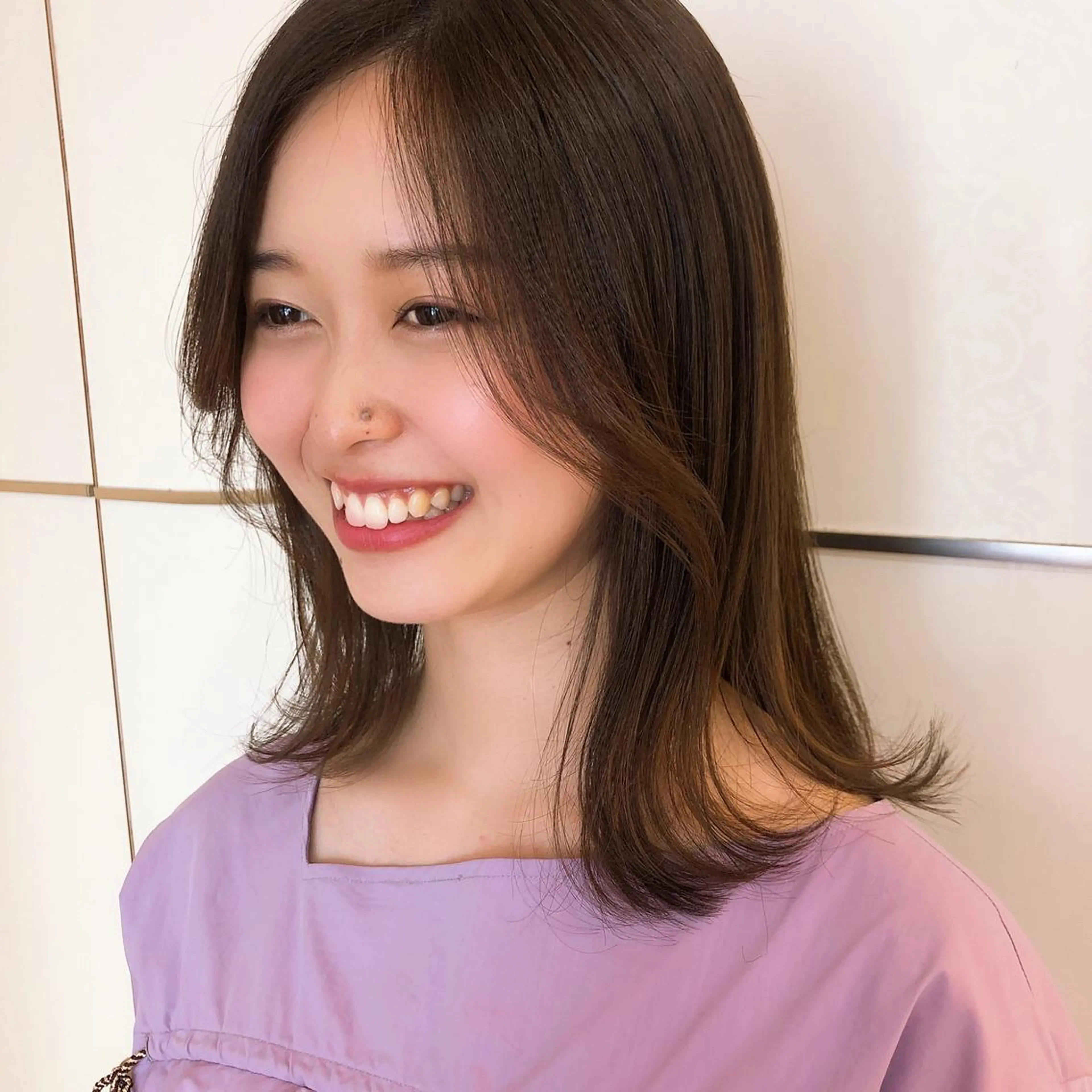 ミディアム ミルクティーブラウン レイヤーカット✖️ 柔らかベージュカラーのヘアスタイル