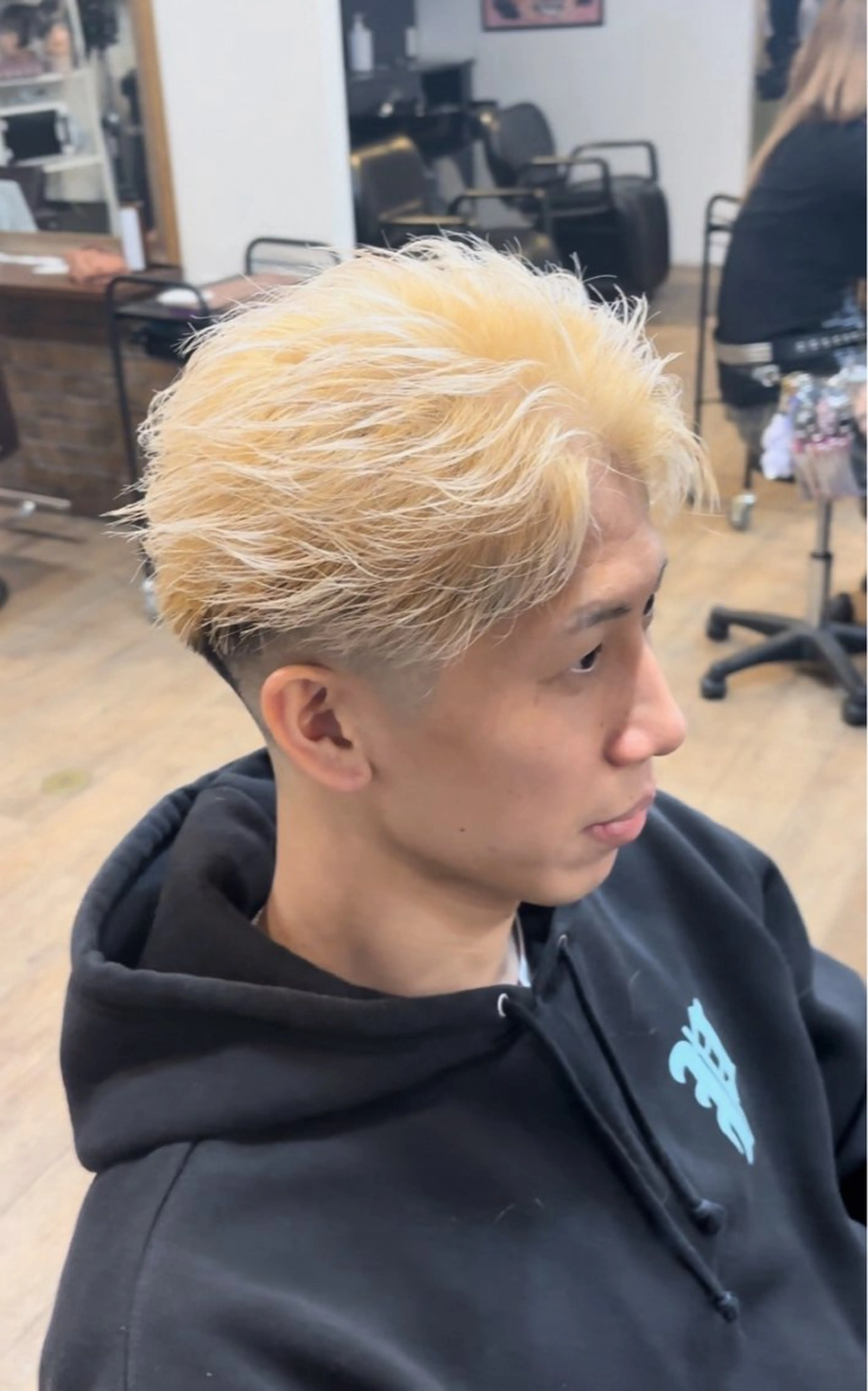 ショート カラー メンズ メンズブリーチ メンズハイトーン ブリーチ ハイトーンカラー カット ヘアカラー トリートメント 梅垣 紗英のヘアスタイル