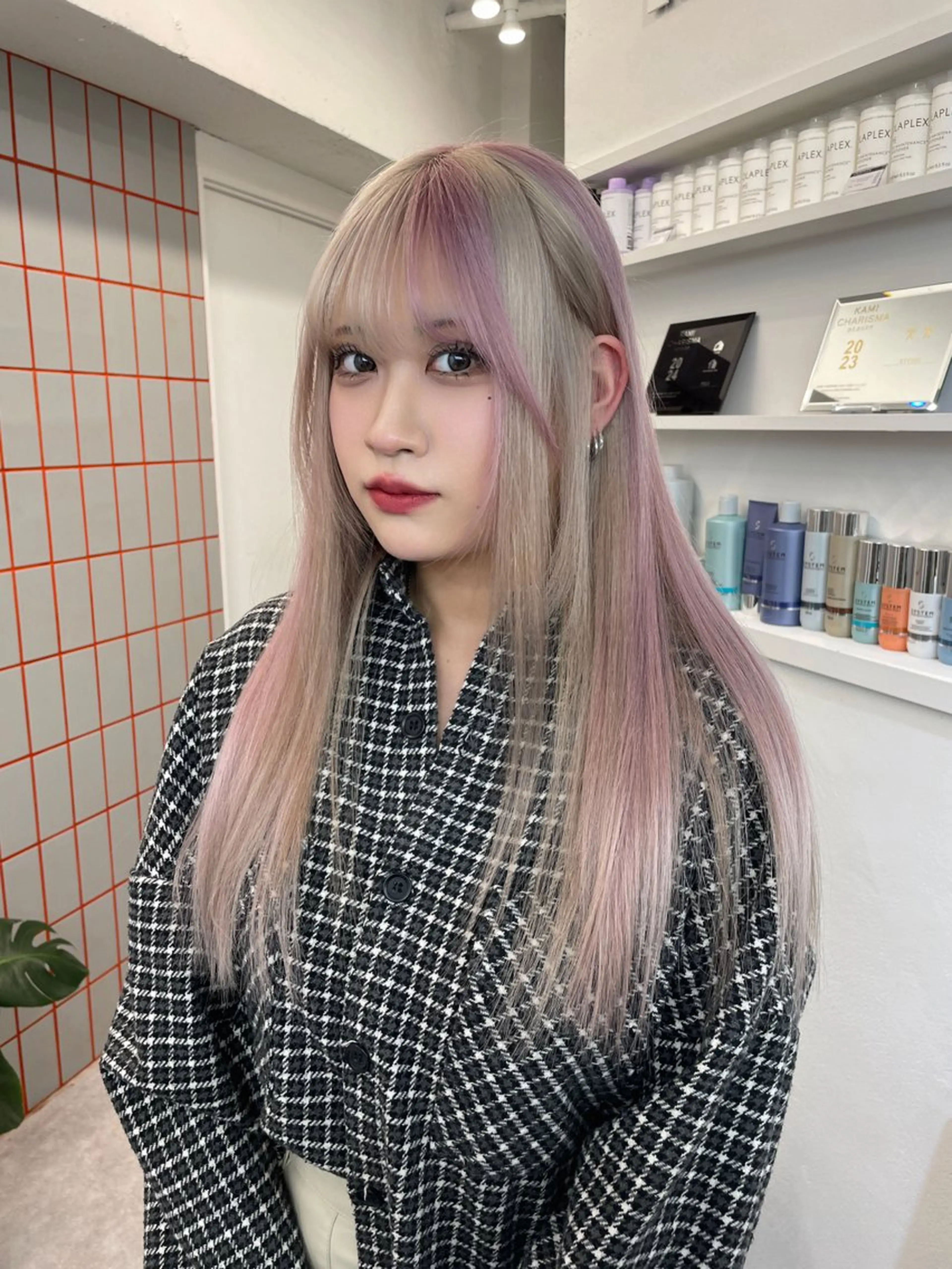 ロング カラー ベージュカラー ブリーチ デザインカラー ハイトーンカラー ミルクティーベージュ ヘアカラー ミルクティー/ピンク 🎀momo🎀のヘアスタイル