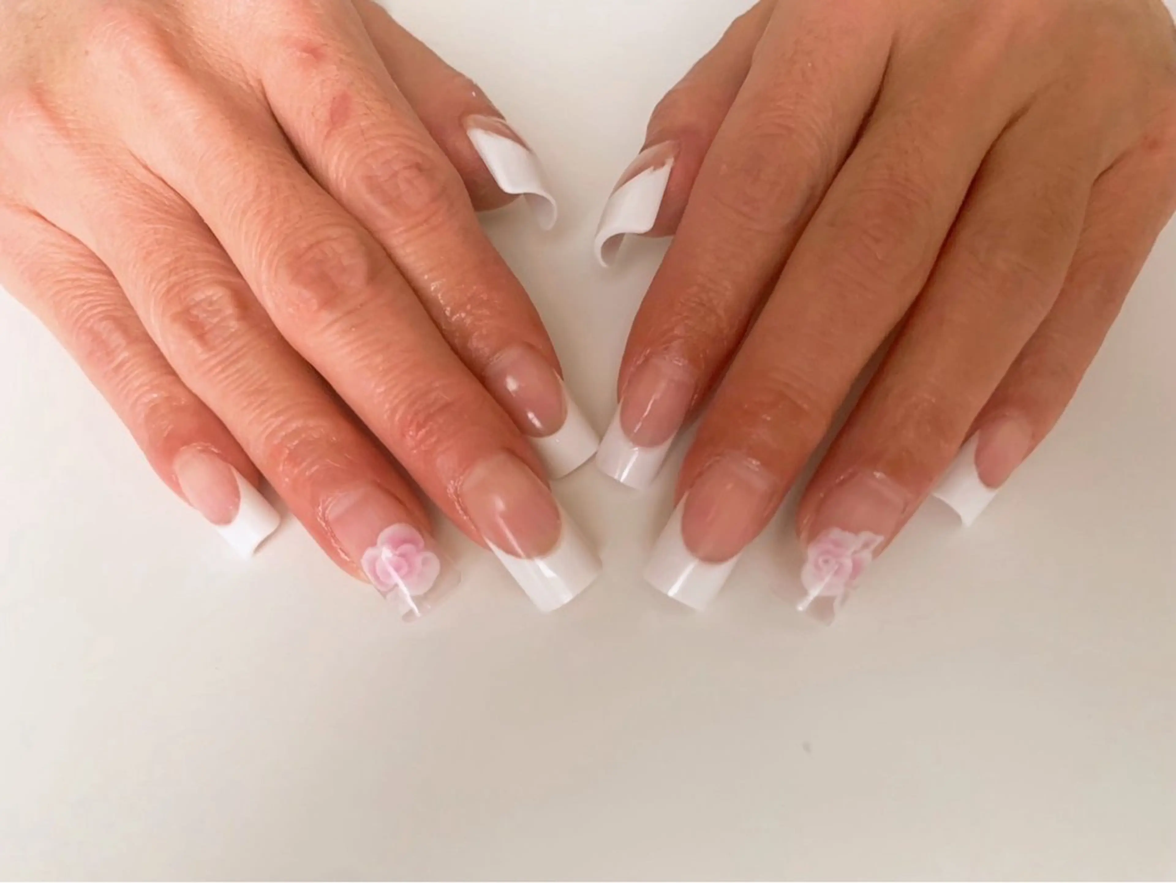 オフは要相談【スカルプ】フレンチスカルプチャー➕花デザイン2本まで⭐︎ケア、スタイリング込み♪の写真