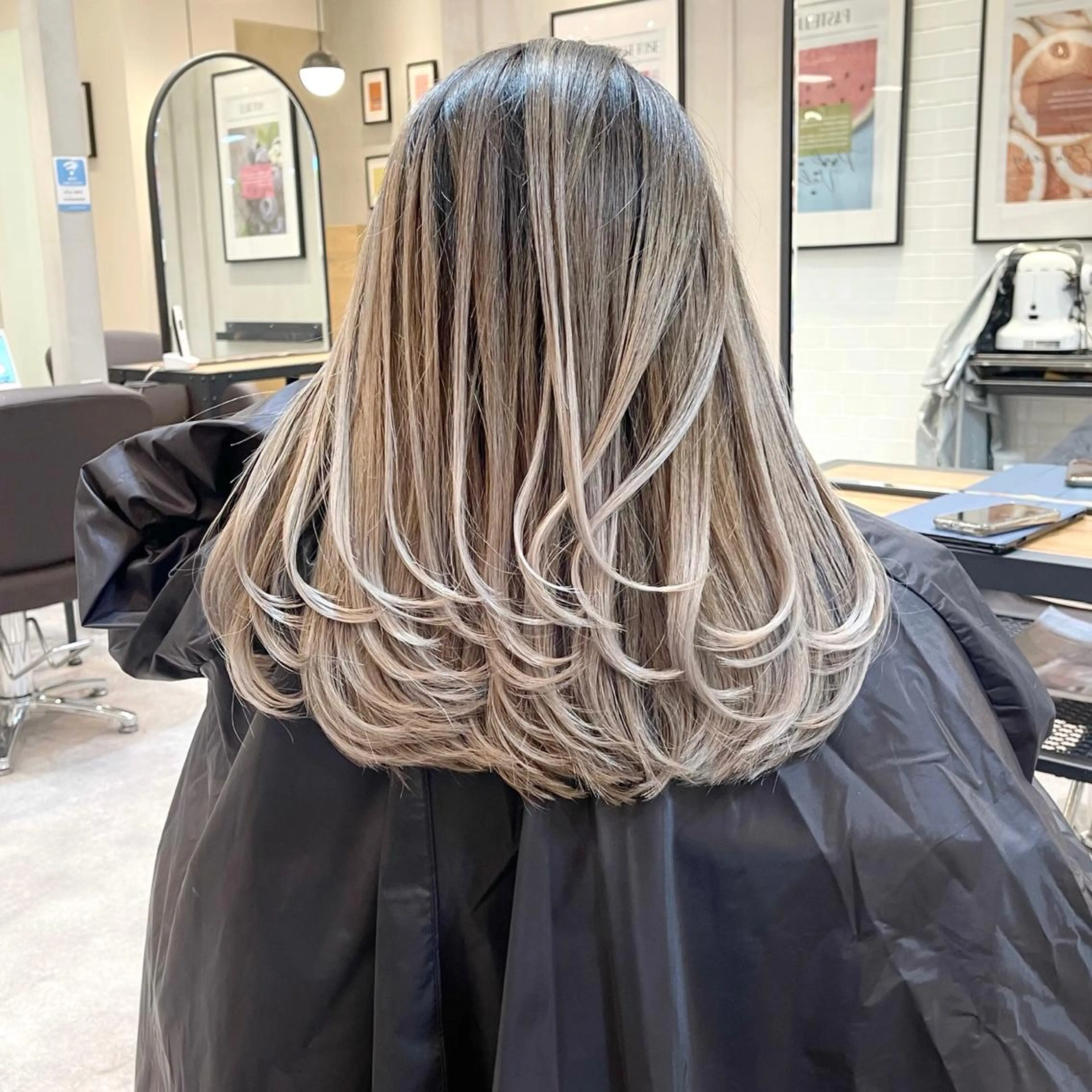 ミディアム カラー ヘアアレンジ バレイヤージュ デザインカラー ハイライトカラー 外国人風カラー ハイライト カット ヘアカラー トリートメント アンドウ ユウ/ レイヤーカット/韓国のヘアスタイル