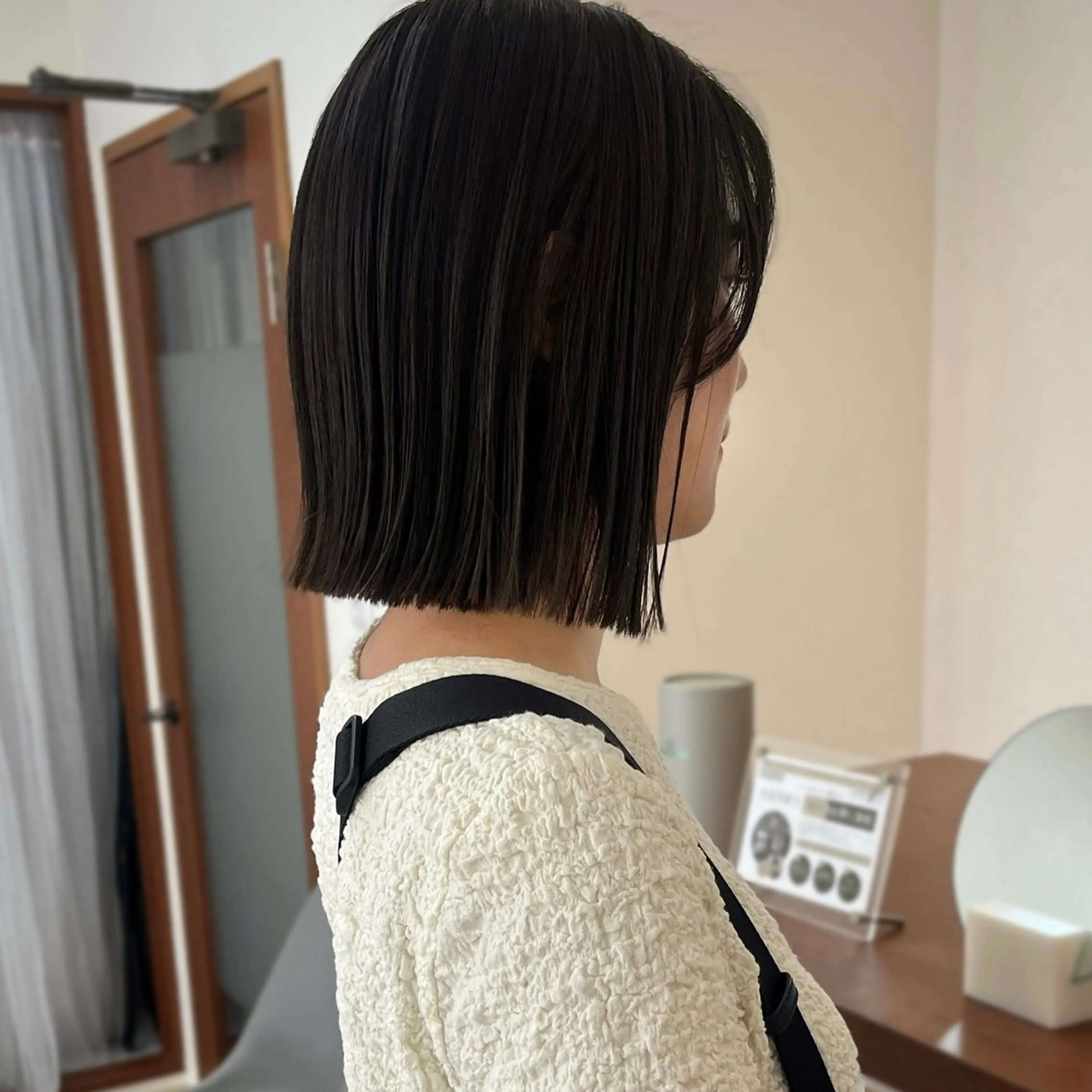 ミディアム カラー 切りっぱなしボブ グレージュ オリーブグレージュ オリーブグレー ボブ カット ヘアカラー トリートメント ボブ/透明感カラー /坂口恵梨子のヘアスタイル