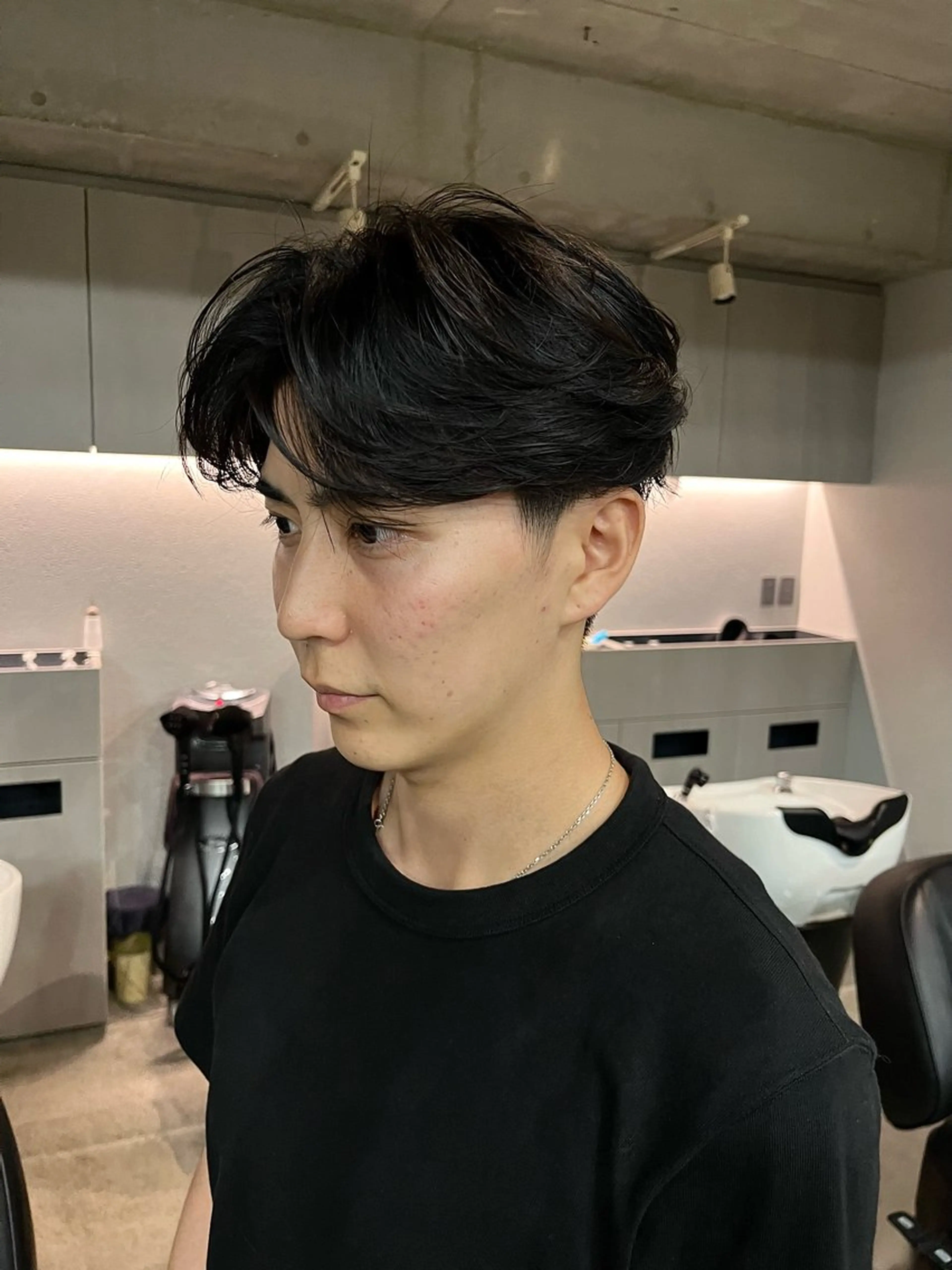 ショート パーマ メンズ カット パーマ 曲がる縮毛矯正 センターパートのヘアスタイル