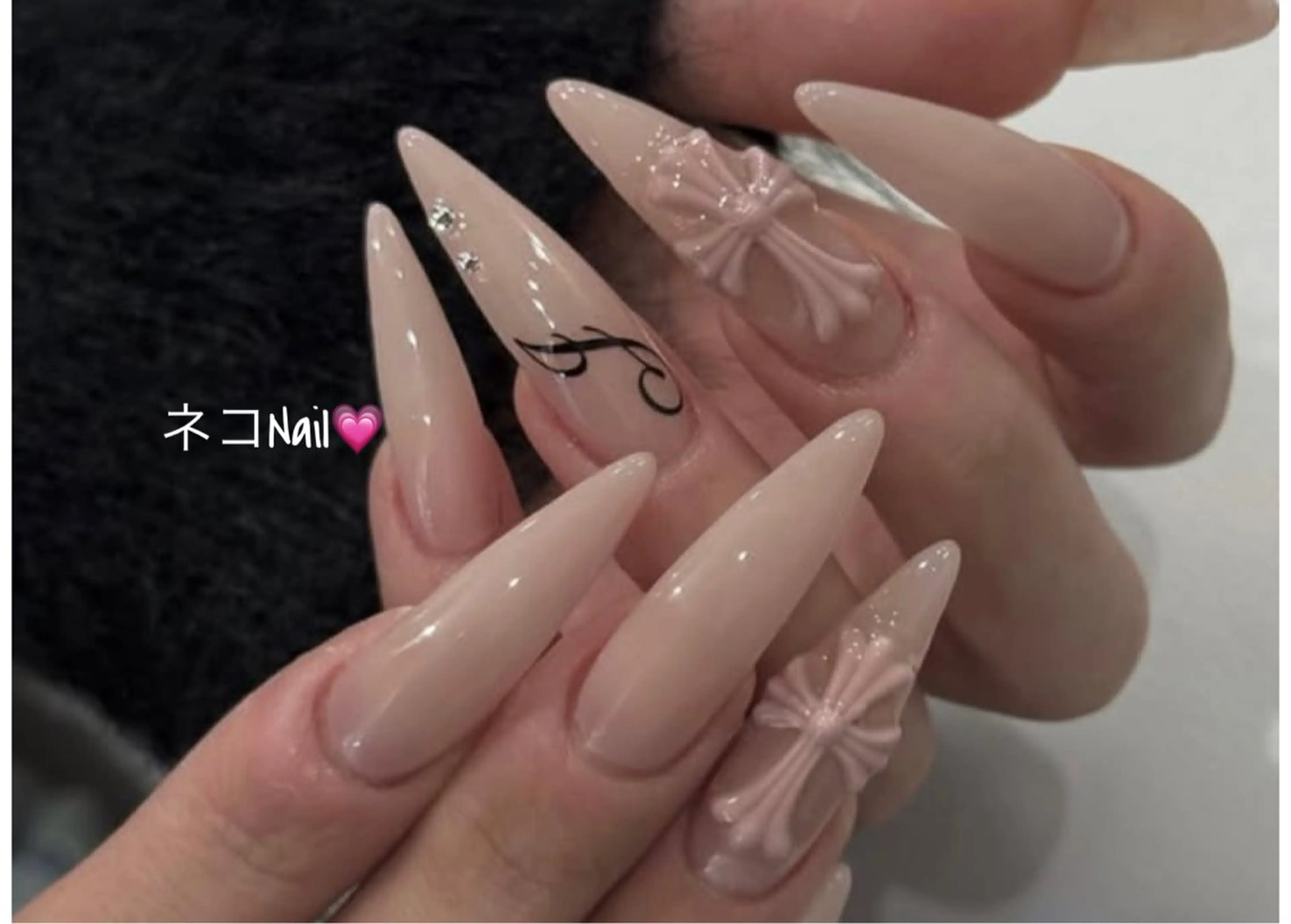 ネイル フレンチネイル ラメ(グリッター) ストーンネイル ワンホンネイル ハンドネイル ネコ Nailのネイルデザイン