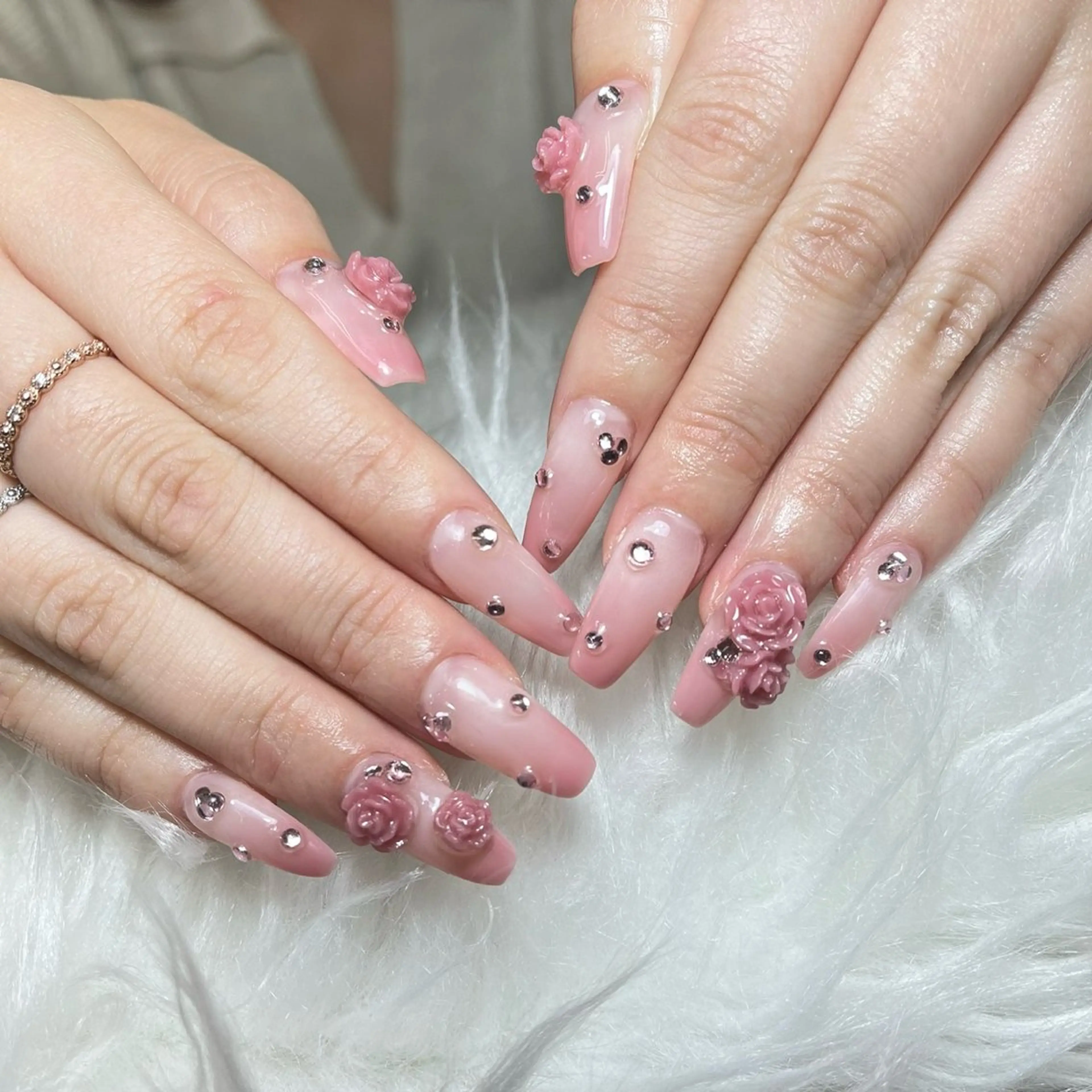 ネイル チークネイル 長さ出し フットネイル ジェルネイル 卒業式 𝓐𝓷𝓻𝓲 XiinhNailのネイルデザイン