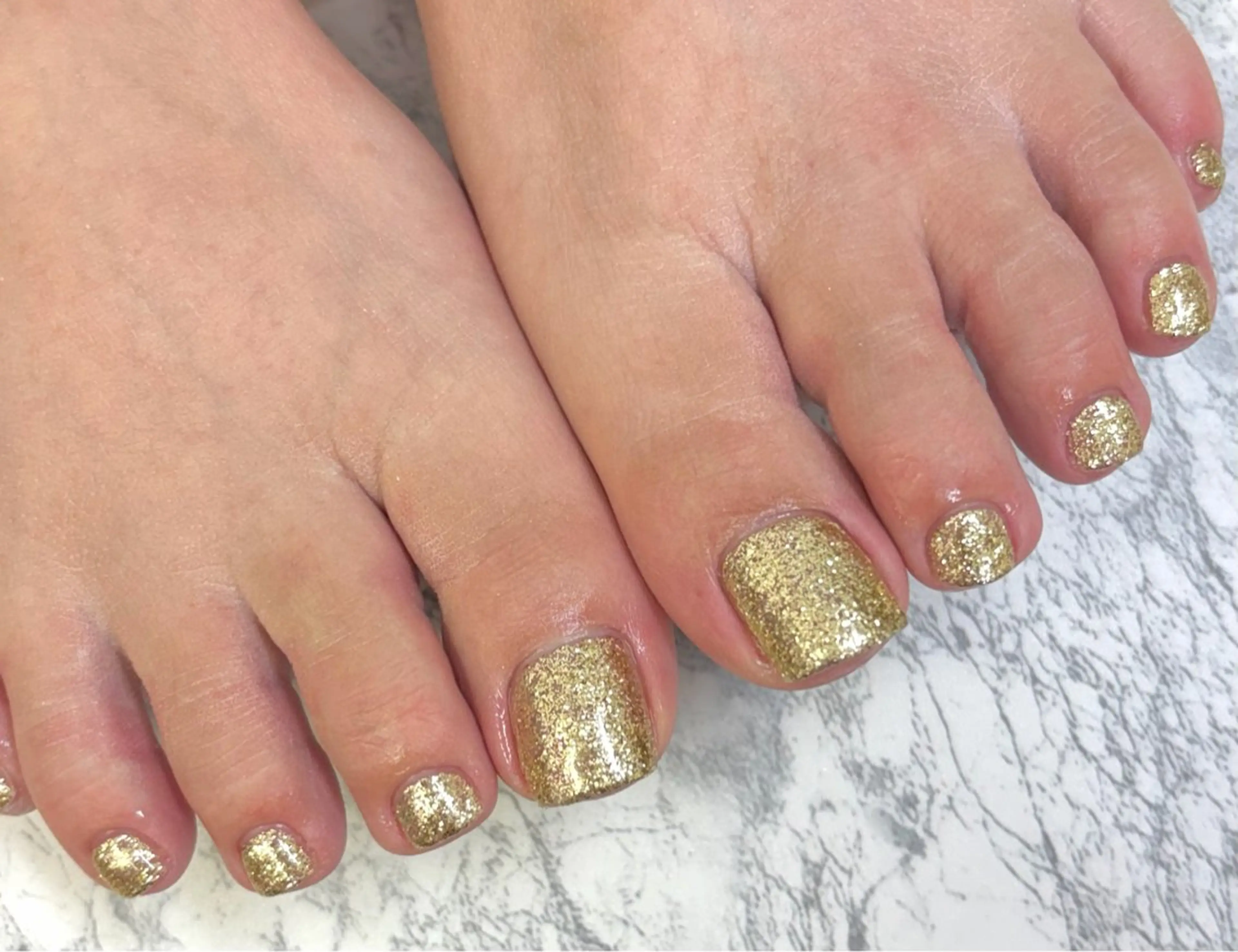 ネイル ラメ(グリッター) ワンカラーネイル フットネイル iku🌷 by 上福岡らんらんのネイルデザイン