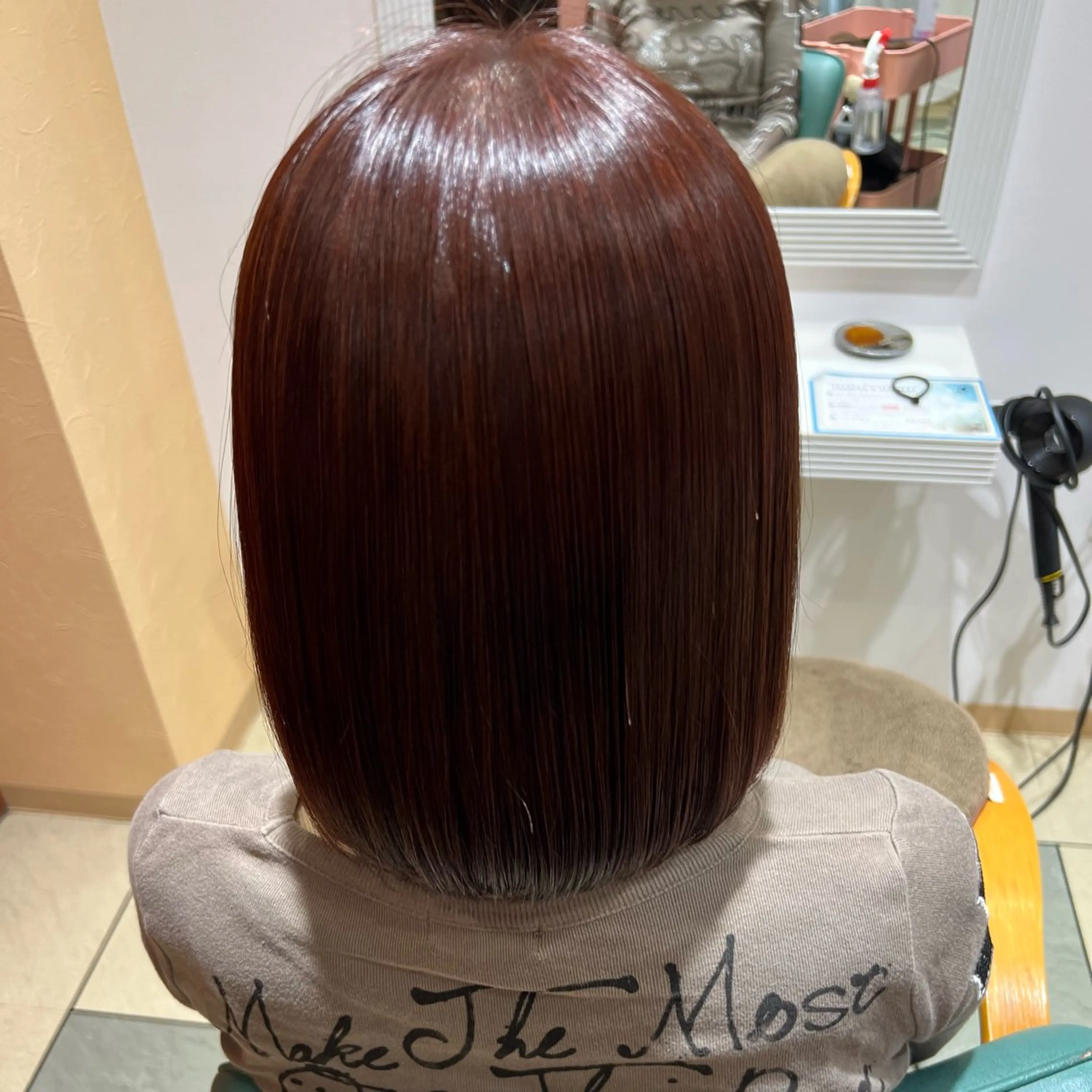 ミディアム カラー momb 折戸結菜のヘアスタイル