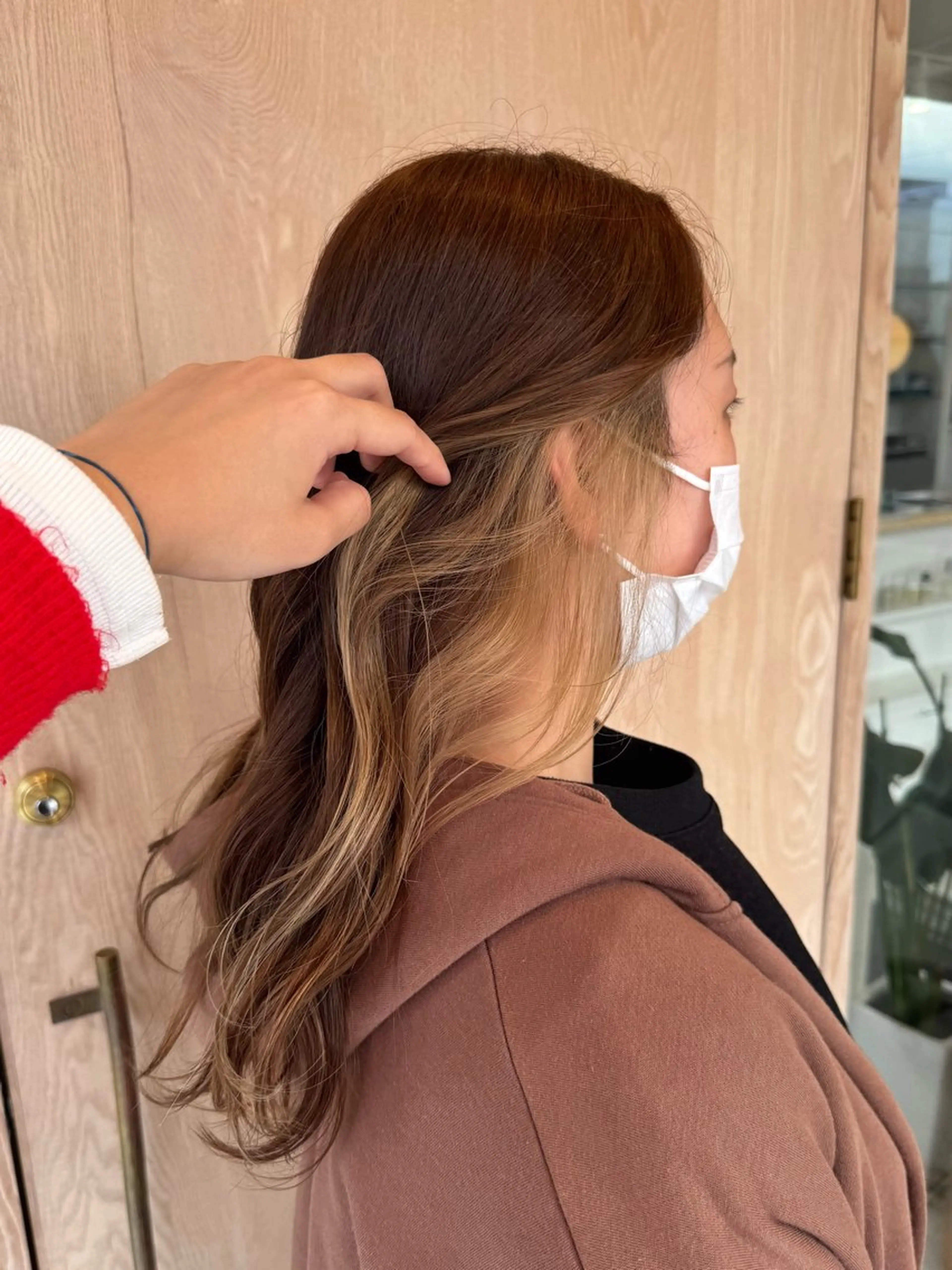 ロング カラー ブリーチ ダブルカラー インナーカラー ブリーチなしカラー ヘアカラー 尾崎 ひなののヘアスタイル