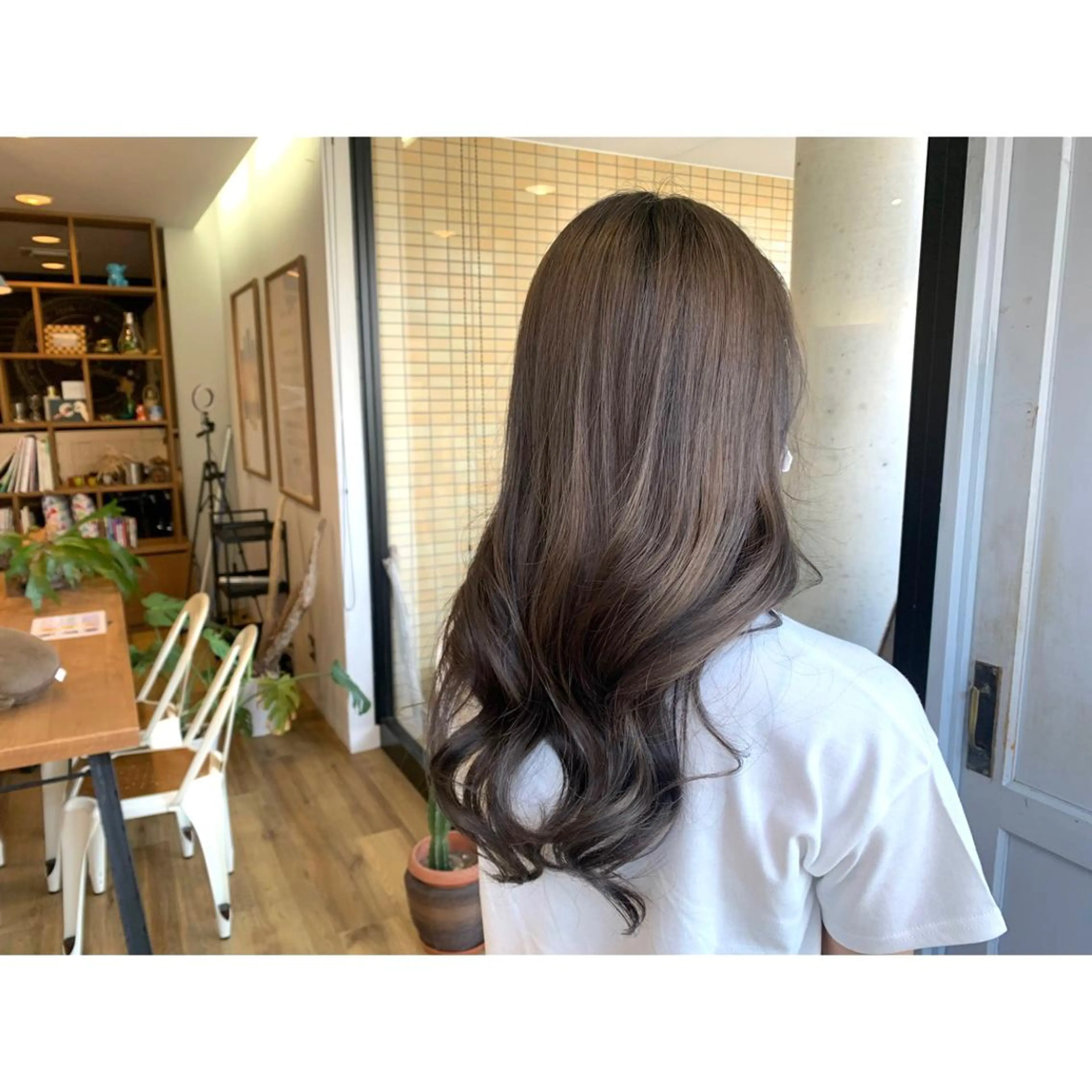 ロング カラー ブリーチ グレージュ ヘアカラー トリートメント ツキダテ ユイのヘアスタイル