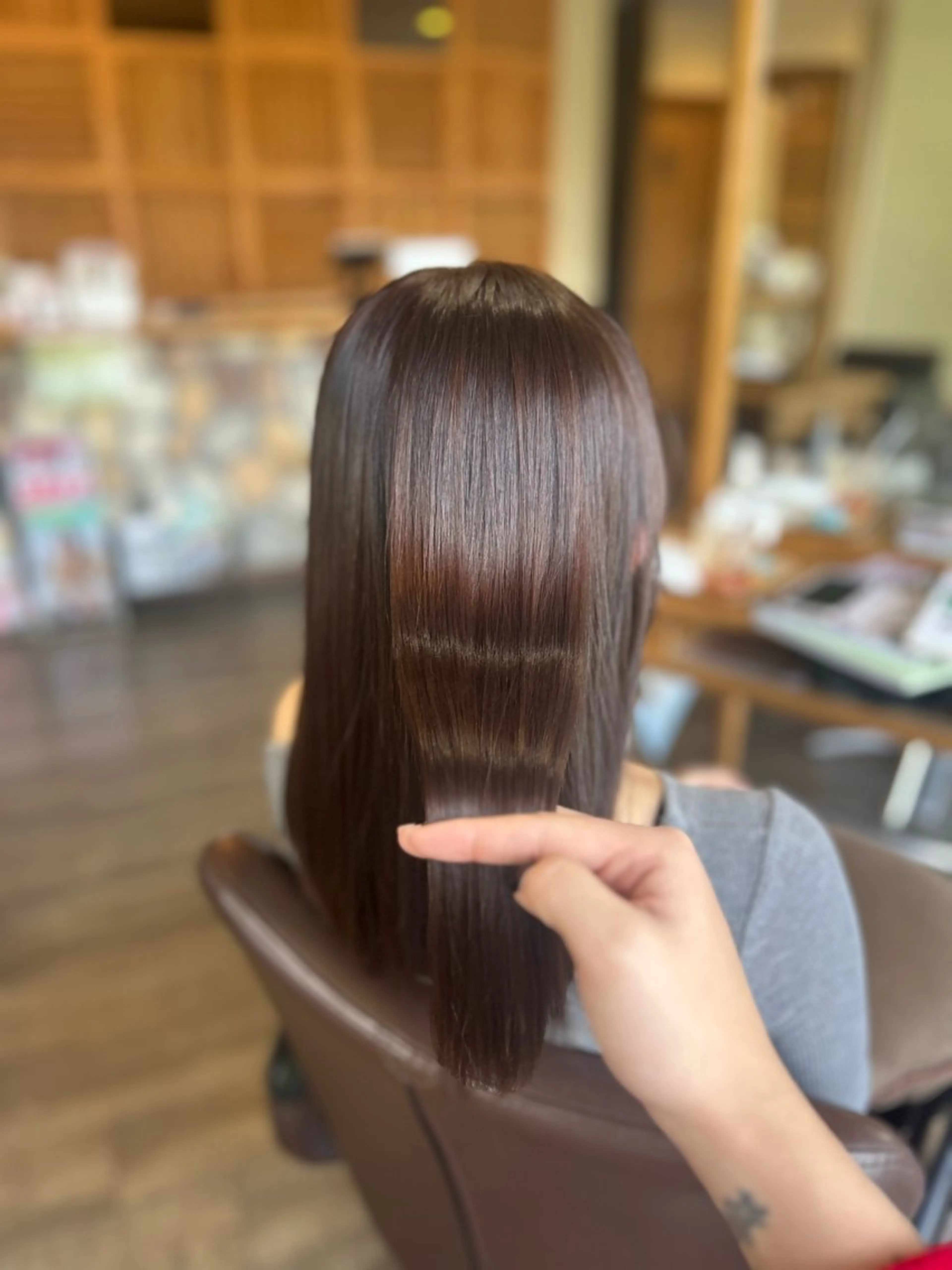 ロング カラー ブリーチ ブラウンカラー ショコラブラウン ブリーチなしカラー 髪質改善 カット ヘアカラー トリートメント 井上 花音のヘアスタイル