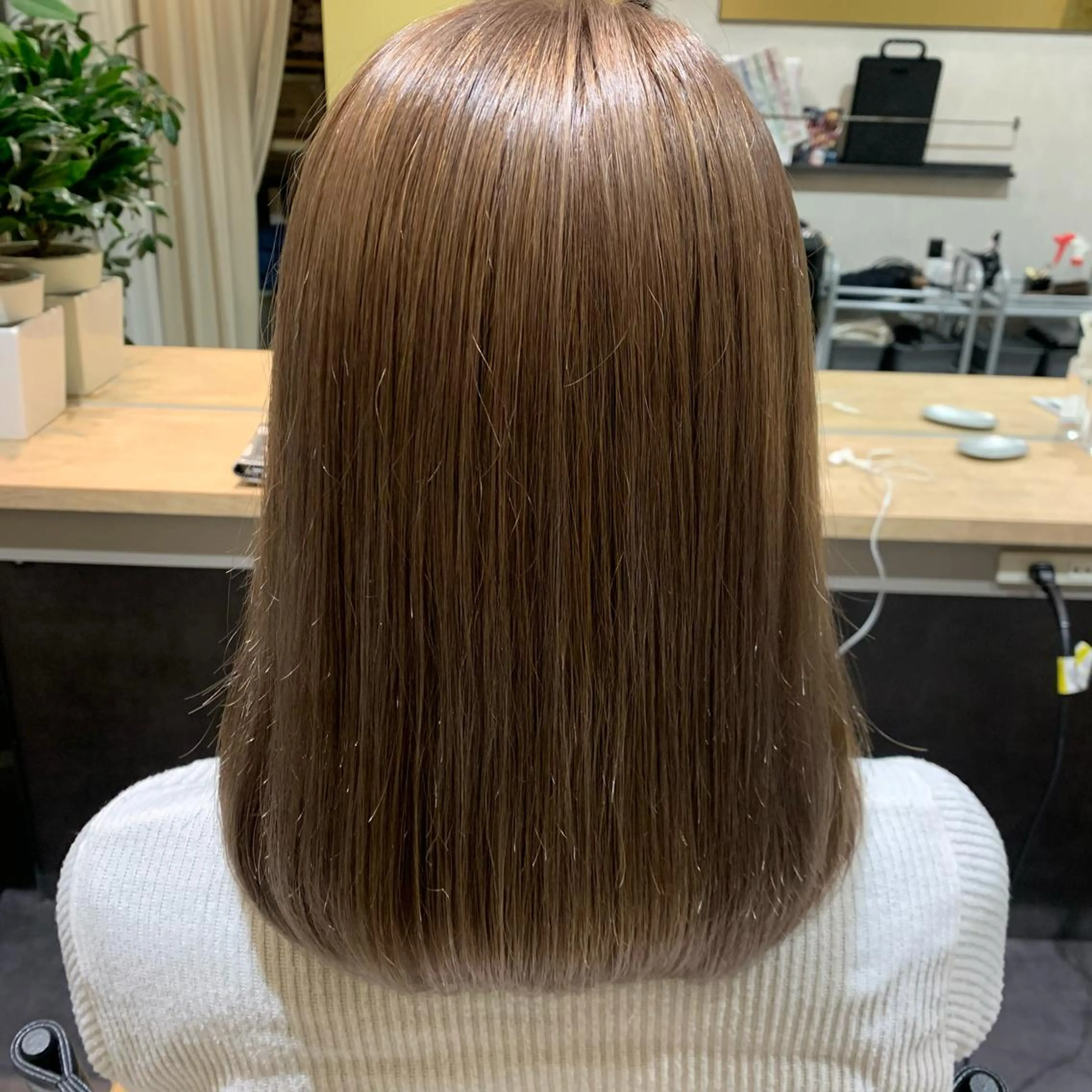 ミディアム カラー ベージュカラー ブリーチ ミルクティーベージュ カット ヘアカラー トリートメント hub hair レイヤー/透明感のヘアスタイル
