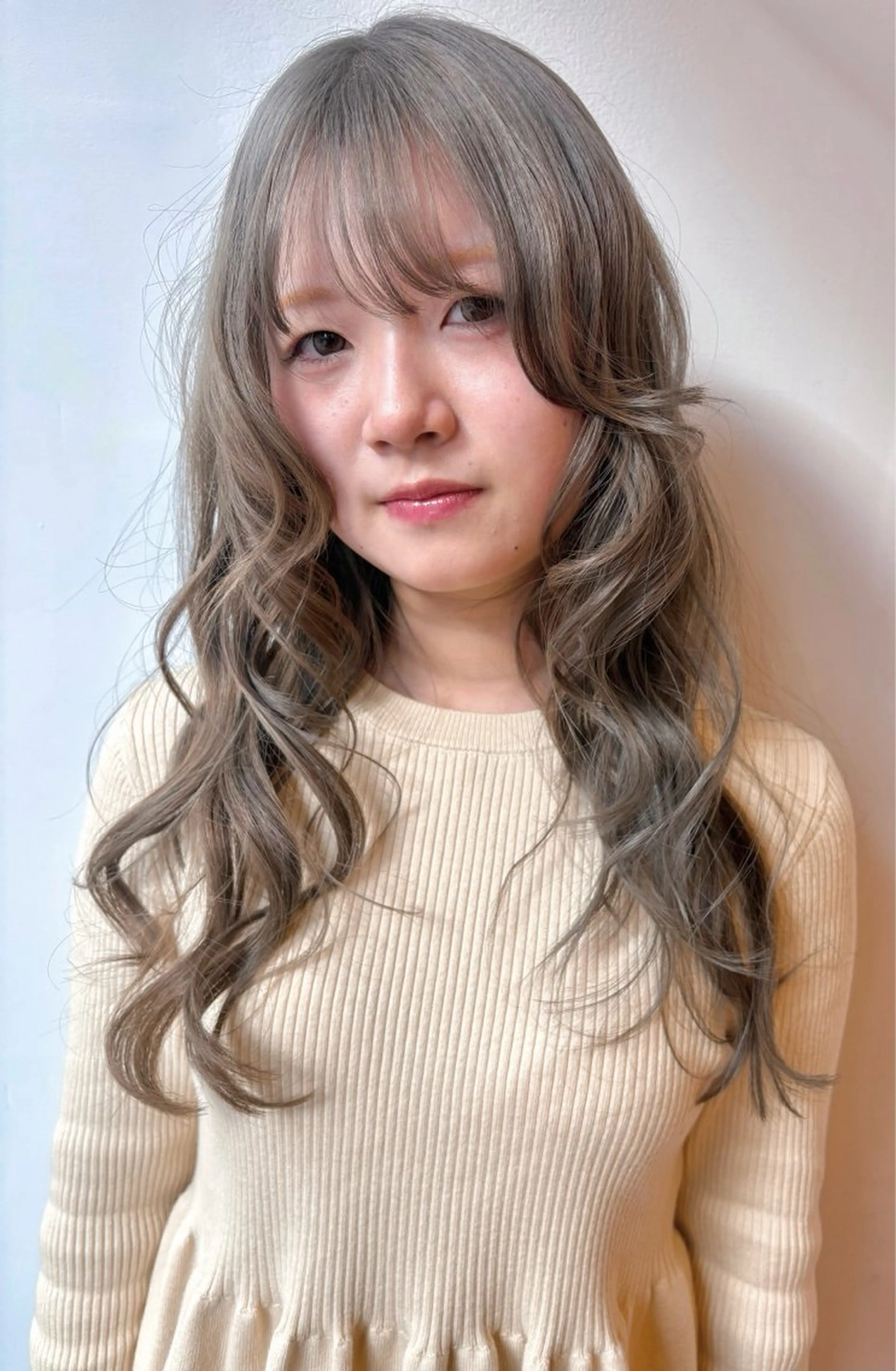 ロング カラー ベージュカラー 透明感カラー グレージュ オリーブグレージュ オリーブグレー 淀 小南津のヘアスタイル