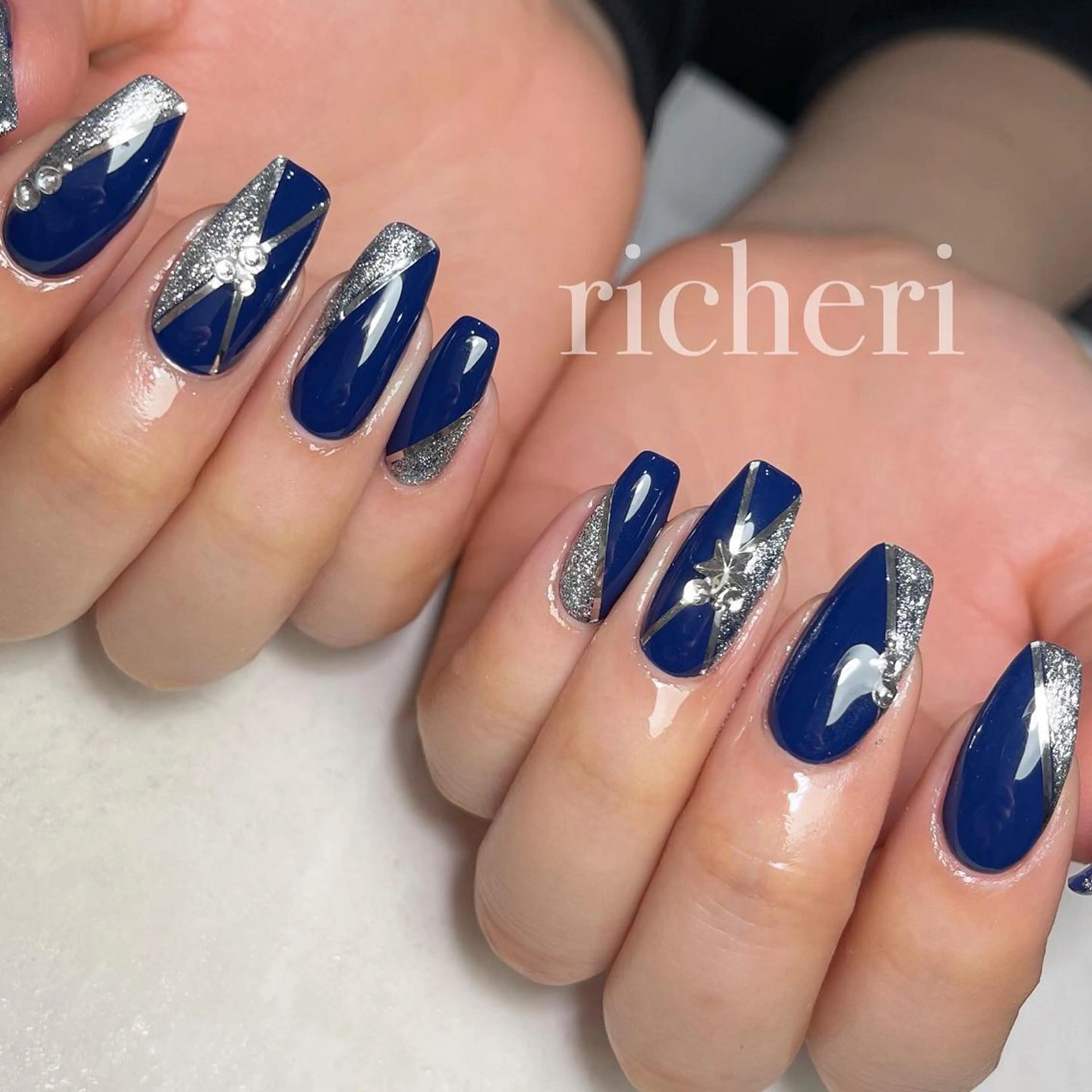 ミディアム ネイル ブルー ネイビー シルバー スクエアネイル 夏ネイル ハンドネイル richeri beautyのエステ・リラクイメージ