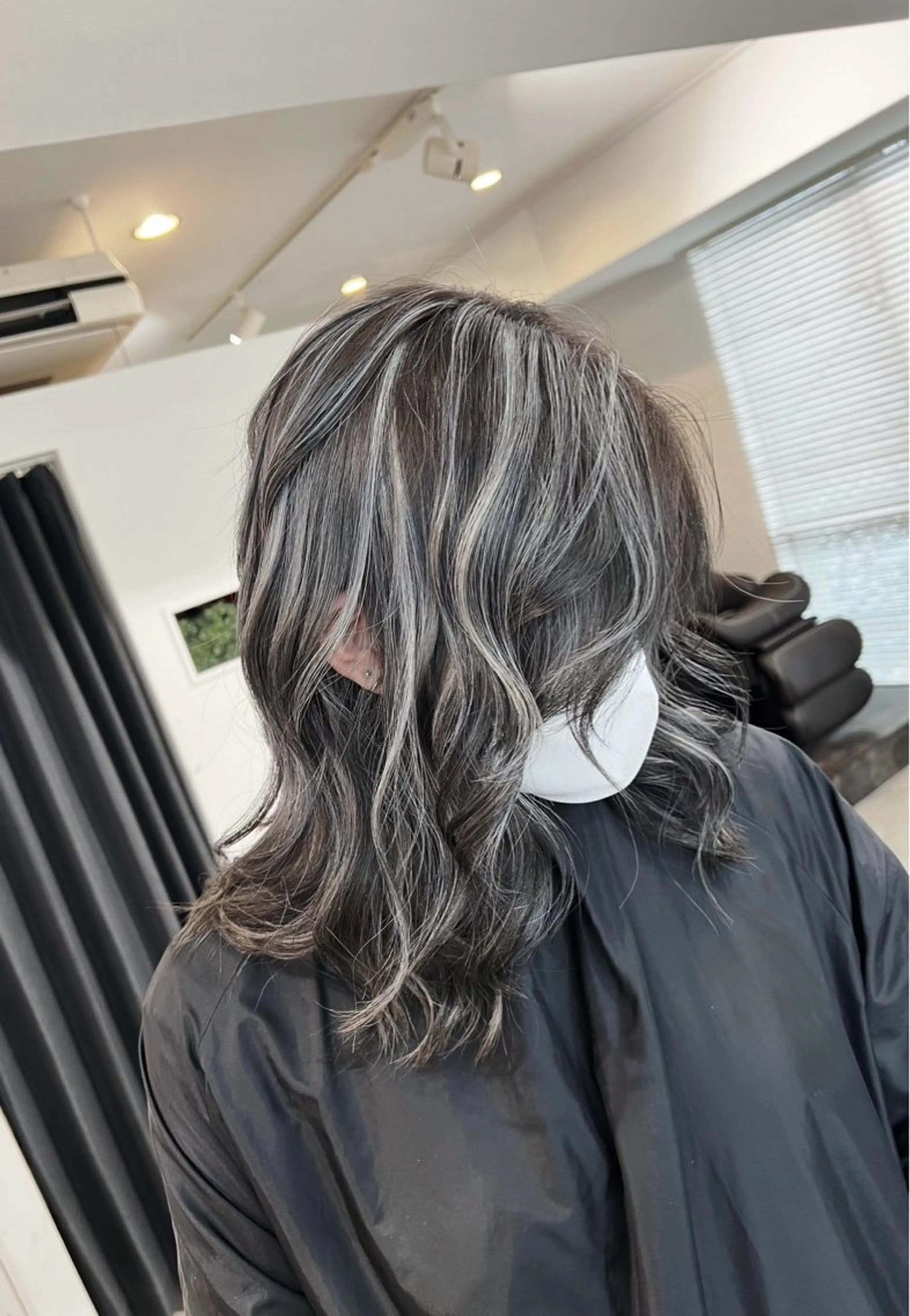 ミディアム カラー ダークグレー ダークグレージュ グレージュ ハイライトカラー ハイライト カット ヘアカラー トリートメント 指名数No.1 /NAOYAのヘアスタイル