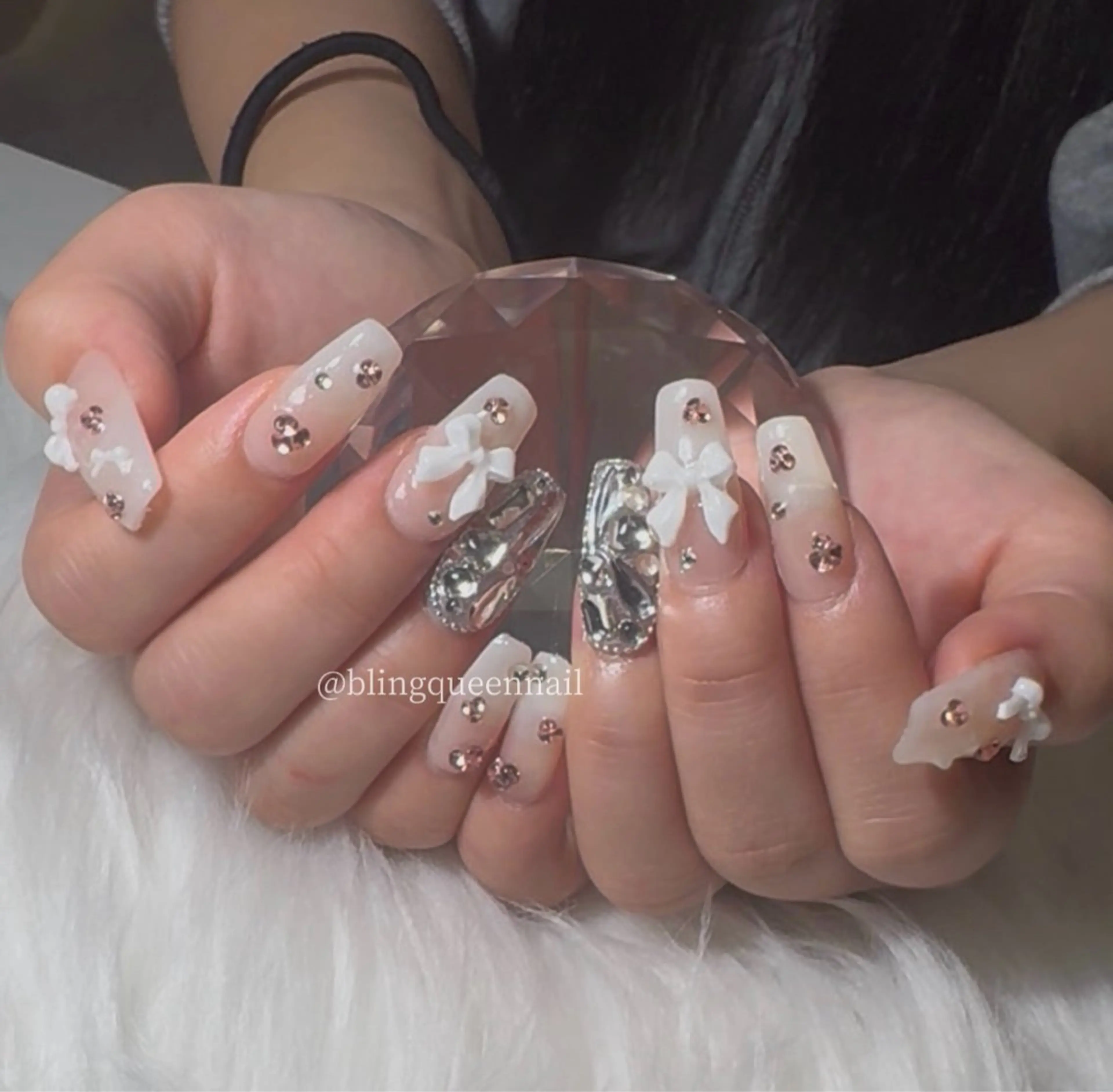 ネイル キラキラネイル リボン ストーンネイル ワンホンネイル 田中 優衣のネイルデザイン