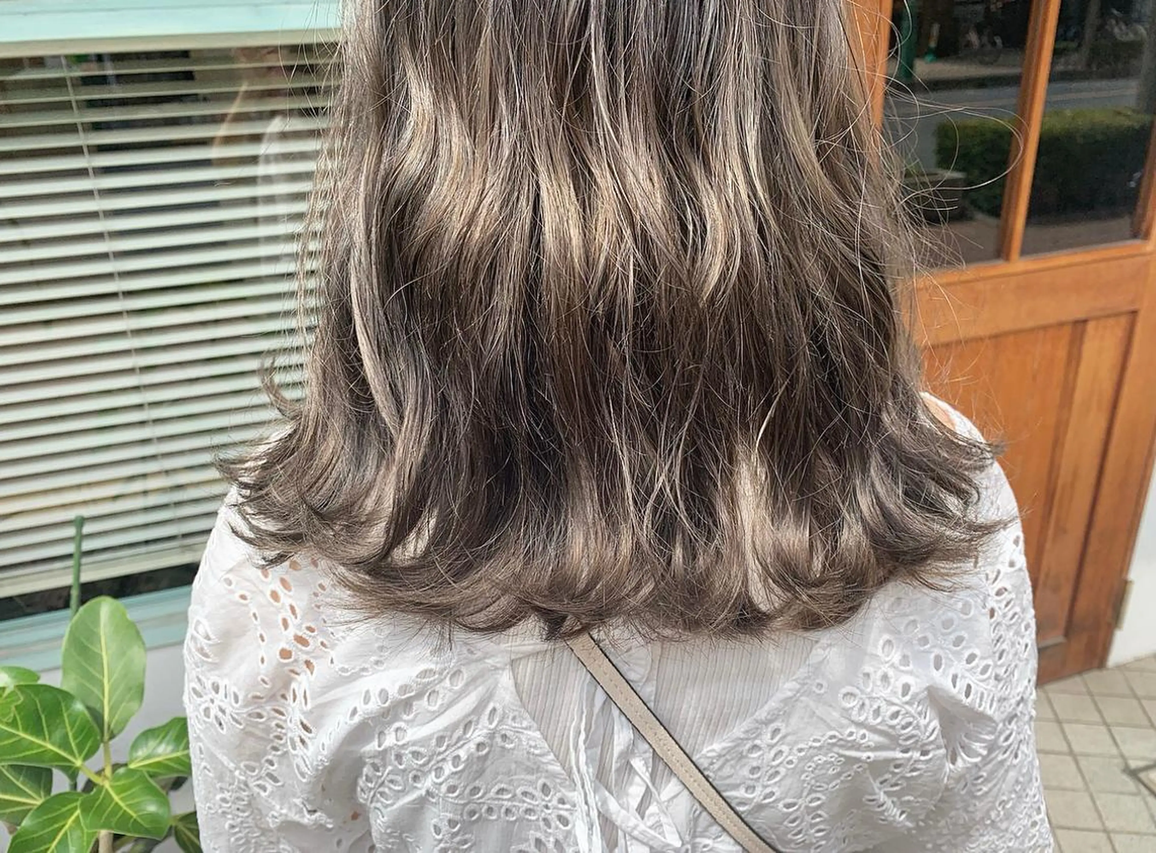 セミロング カラー ブリーチ ヘアカラー たかいわ みきのヘアスタイル