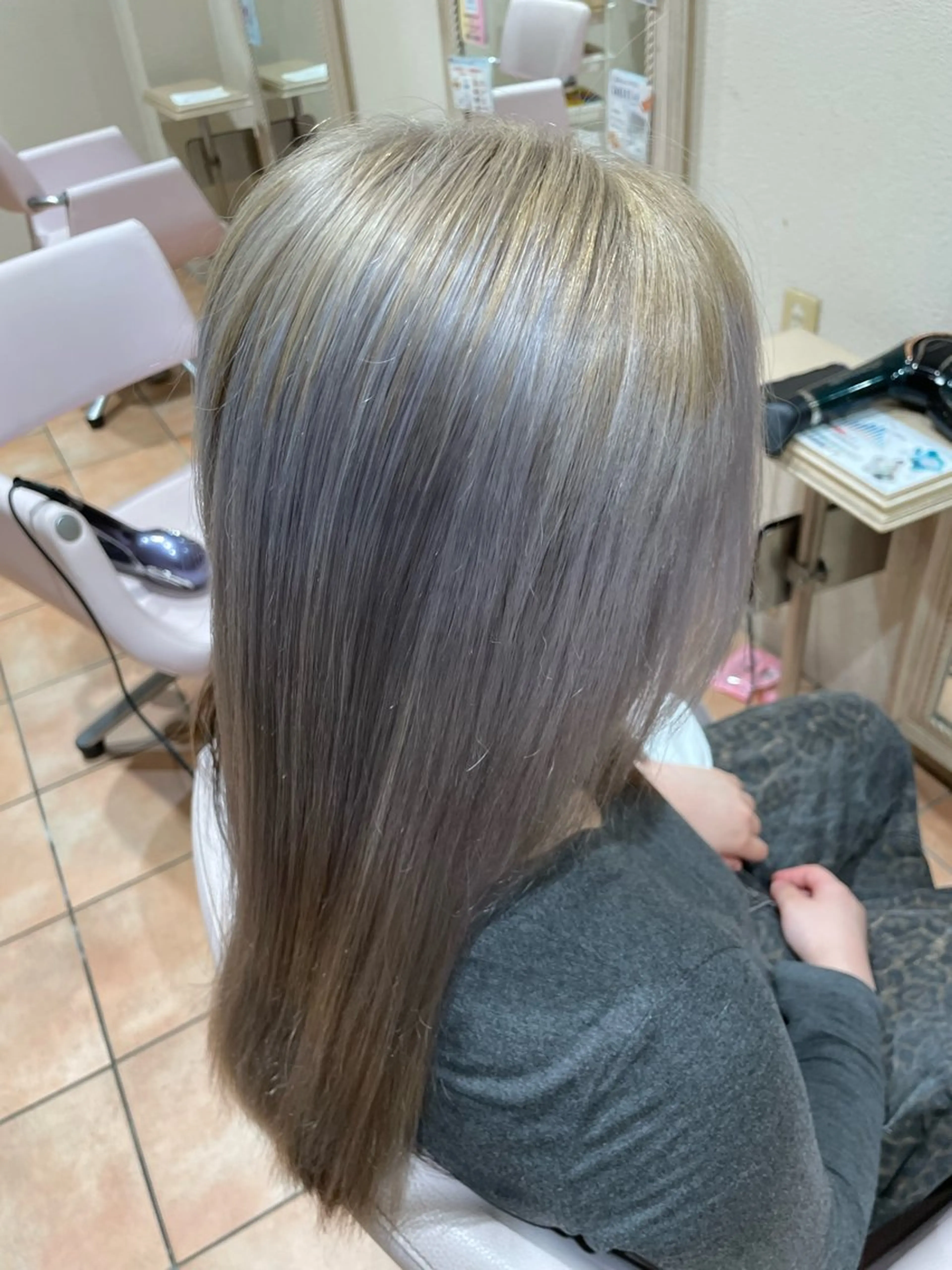 セミロング カラー めぞんどぼーて REINAのヘアスタイル