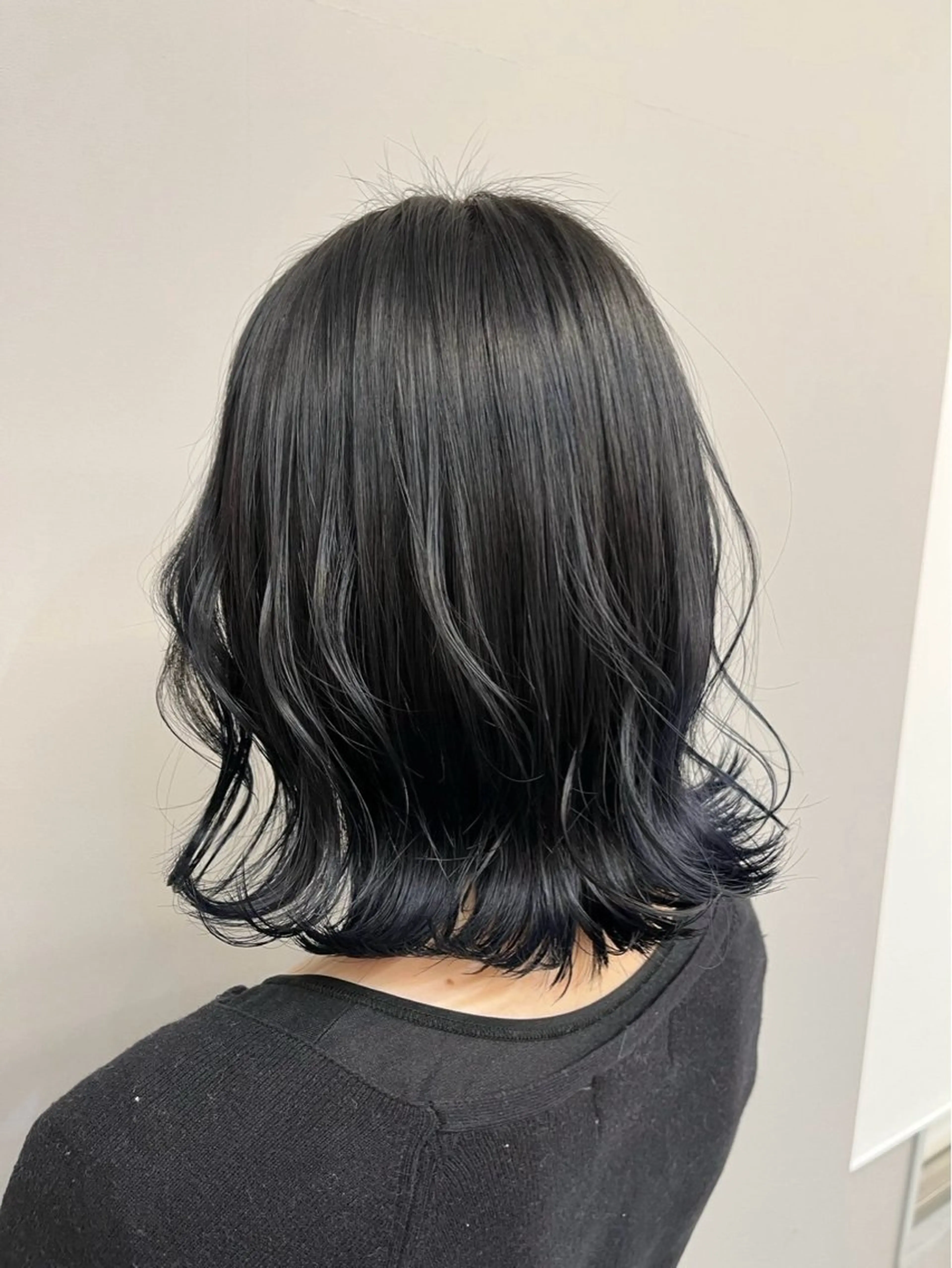 ミディアム カラー 黒髪 ブルーカラー ブルーブラック ヘアカラー 中山 達斗のヘアスタイル