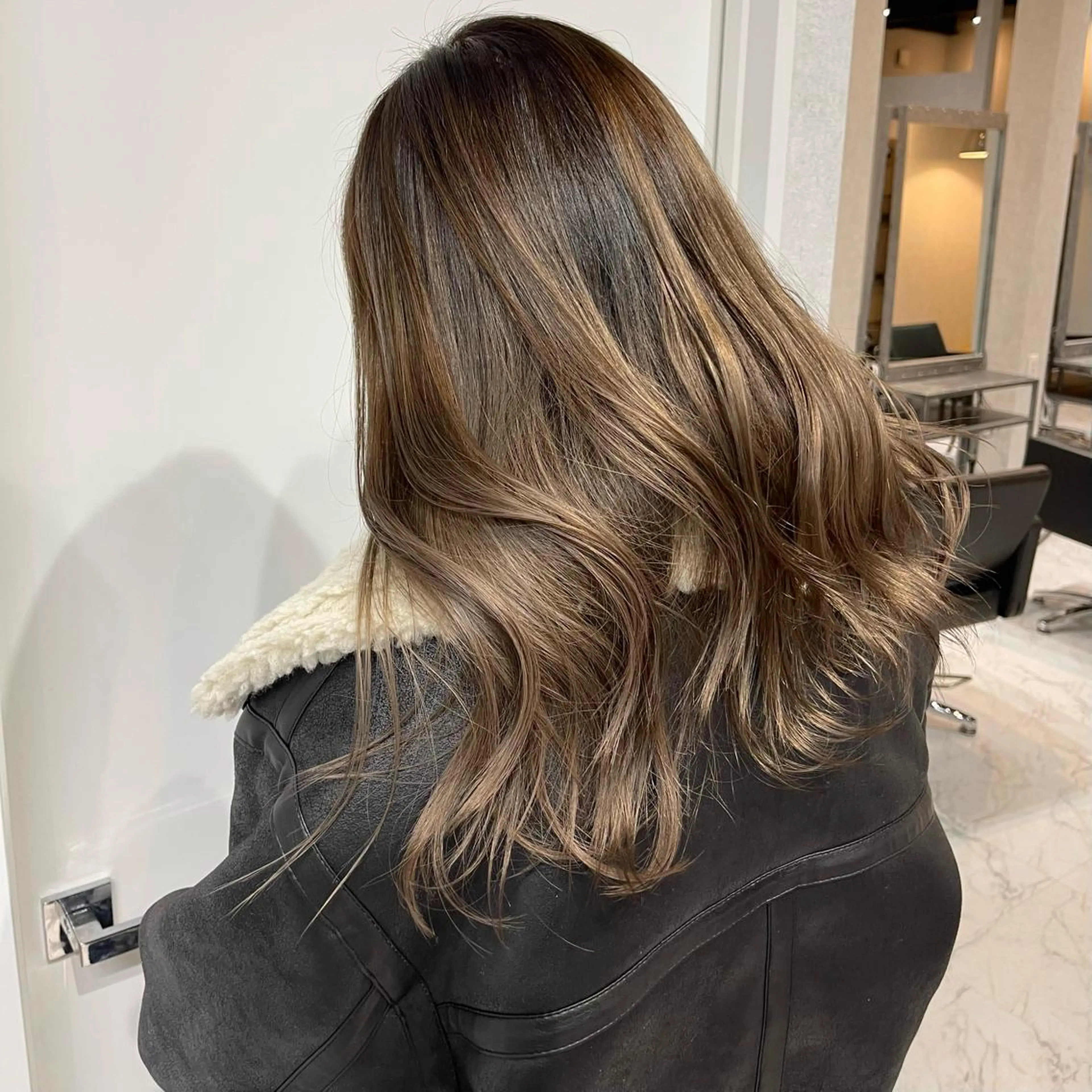 ミディアム カラー ヘアアレンジ バレイヤージュ デザインカラー ハイライトカラー 外国人風カラー ハイライト カット ヘアカラー トリートメント アンドウ ユウ/ レイヤーカット/韓国のヘアスタイル