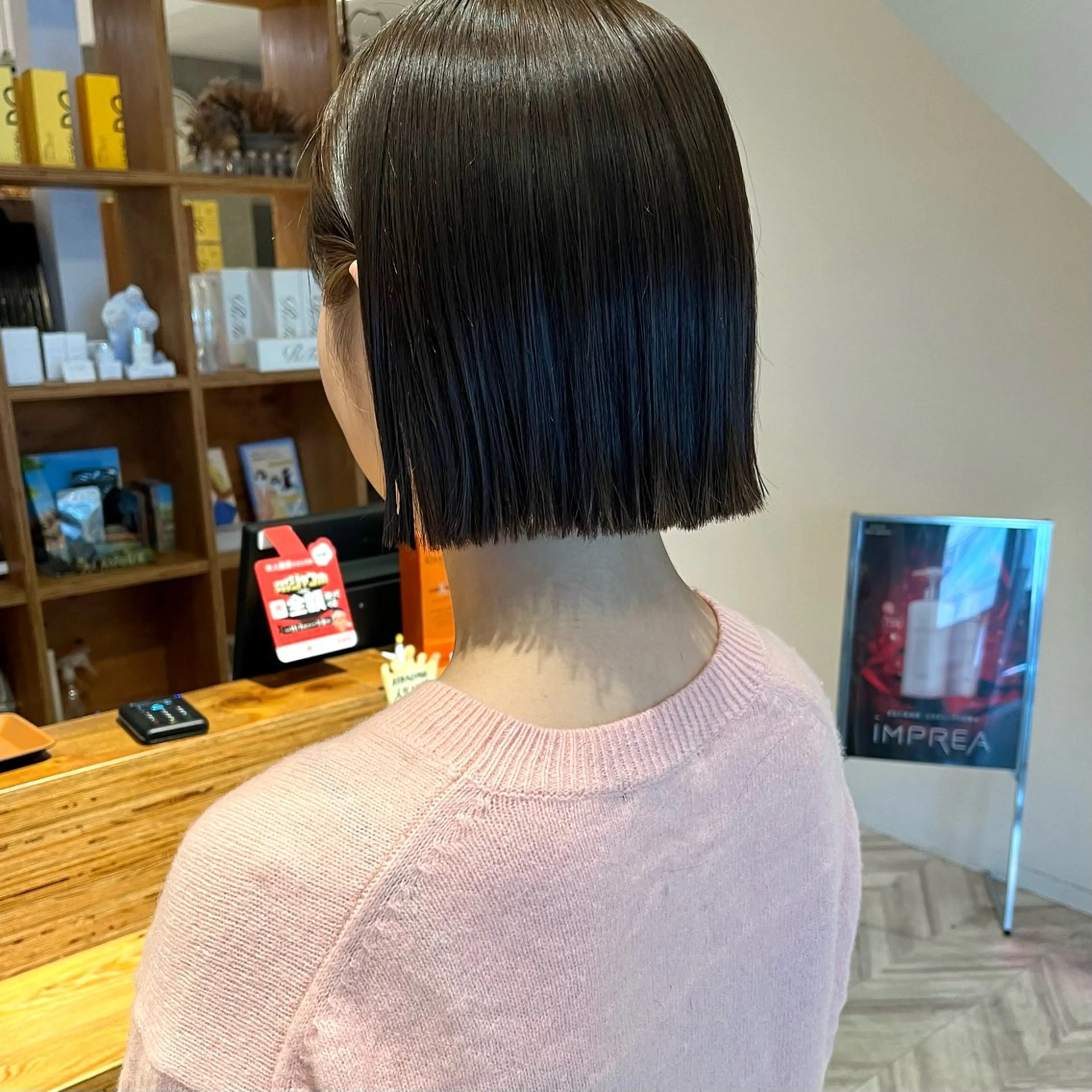 ショート カラー 切りっぱなしボブ ボブ 外ハネヘア カット ヘアカラー トリートメント ボブ/透明感カラー /坂口恵梨子のヘアスタイル