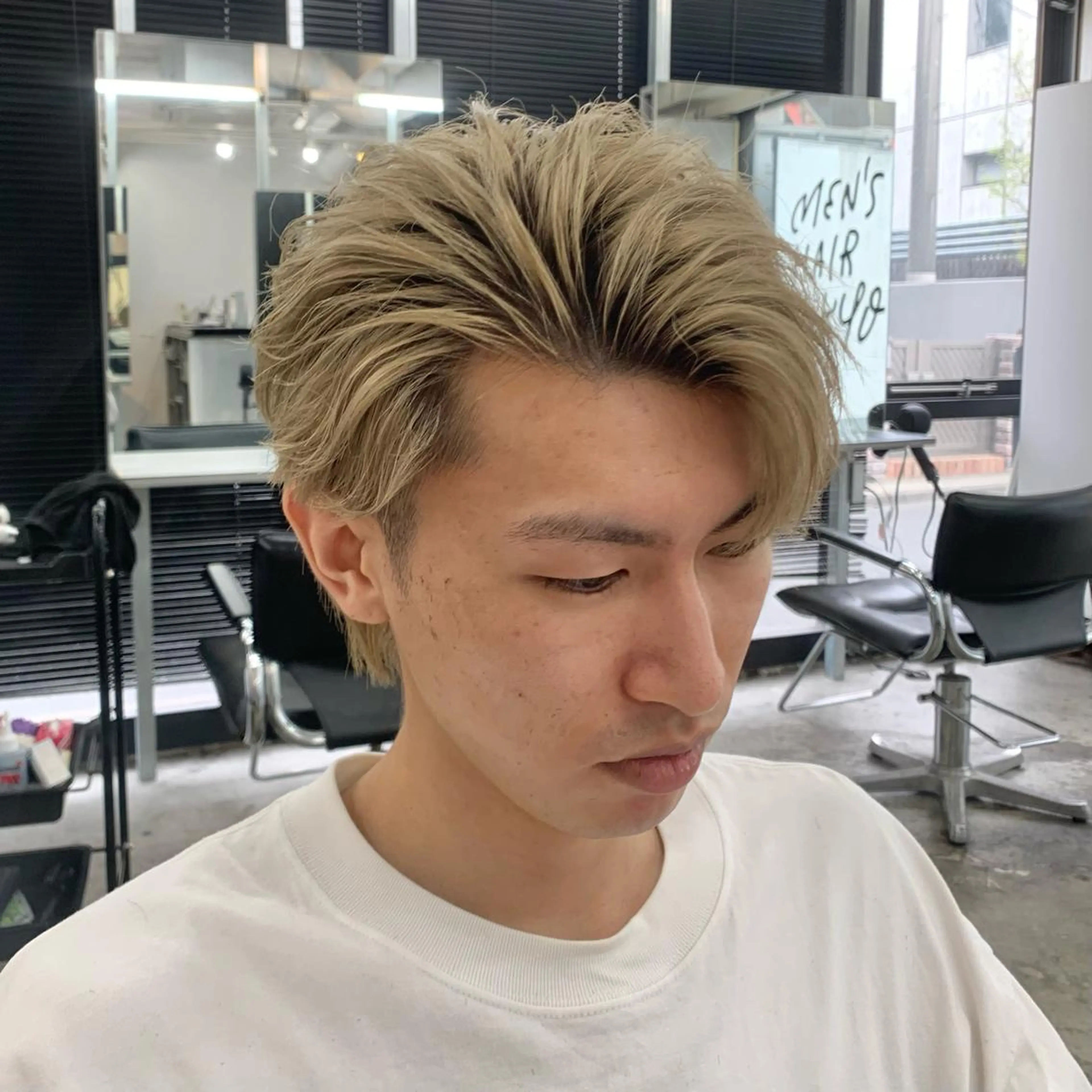 ショート カラー メンズ アップバング メンズハイトーン ハイトーンカラー カット ヘアカラー メンズ特化美容師/ 藤戸 椋のヘアスタイル