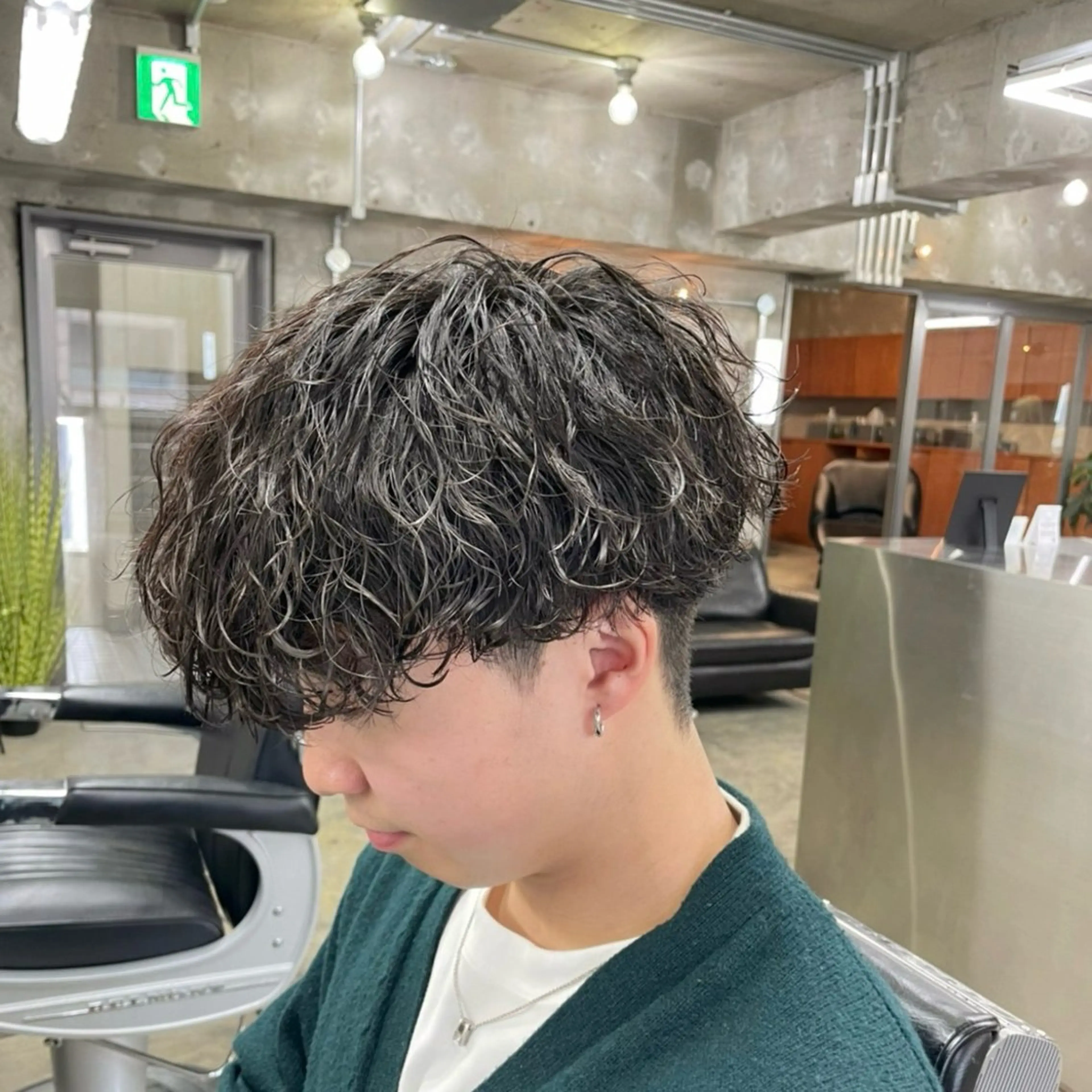 ショート カラー パーマ ヘアアレンジ メンズ アップバング フェードカット メンズパーマ プードルパーマ スパイキーショート SEIYA メンズパーマ職人のヘアスタイル