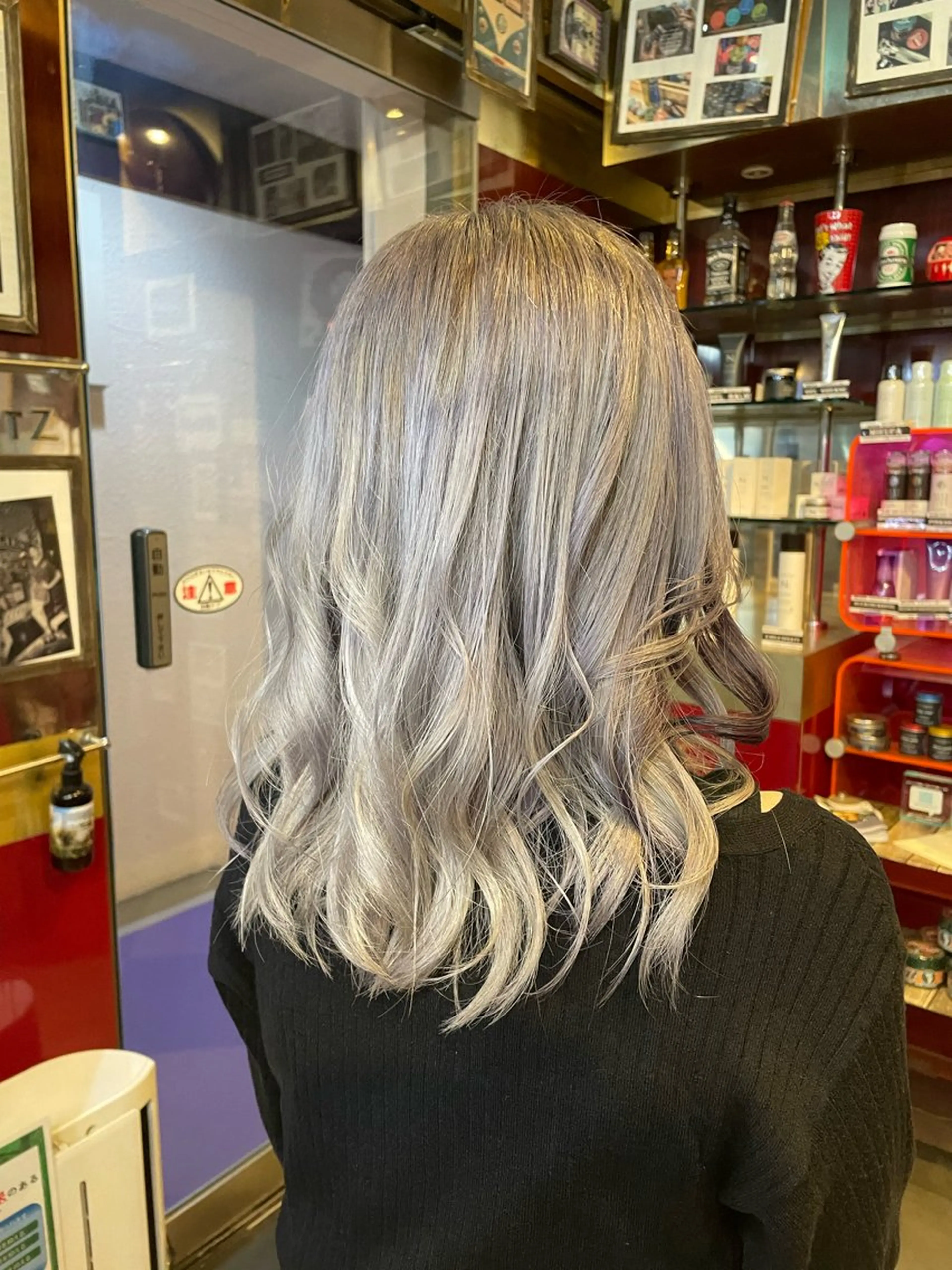 セミロング カラー ダブルカラー シルバー ホワイトシルバー トリートメント 👑派手髪/カット 👑ANRYのヘアスタイル