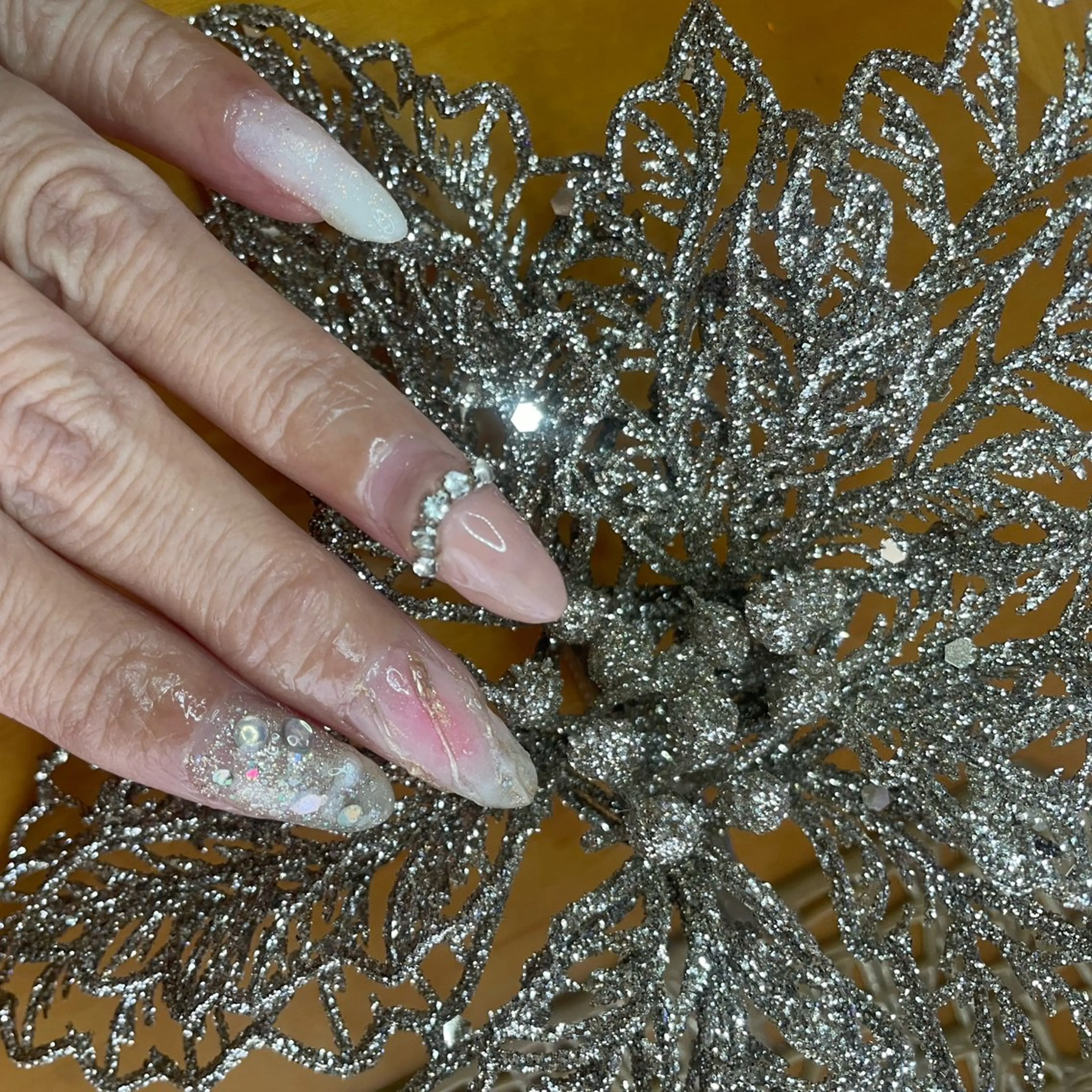 ネイル キラキラネイル ミラーネイル ピンク ホワイト 冬ネイル NAIL★M 真紀のネイルデザイン