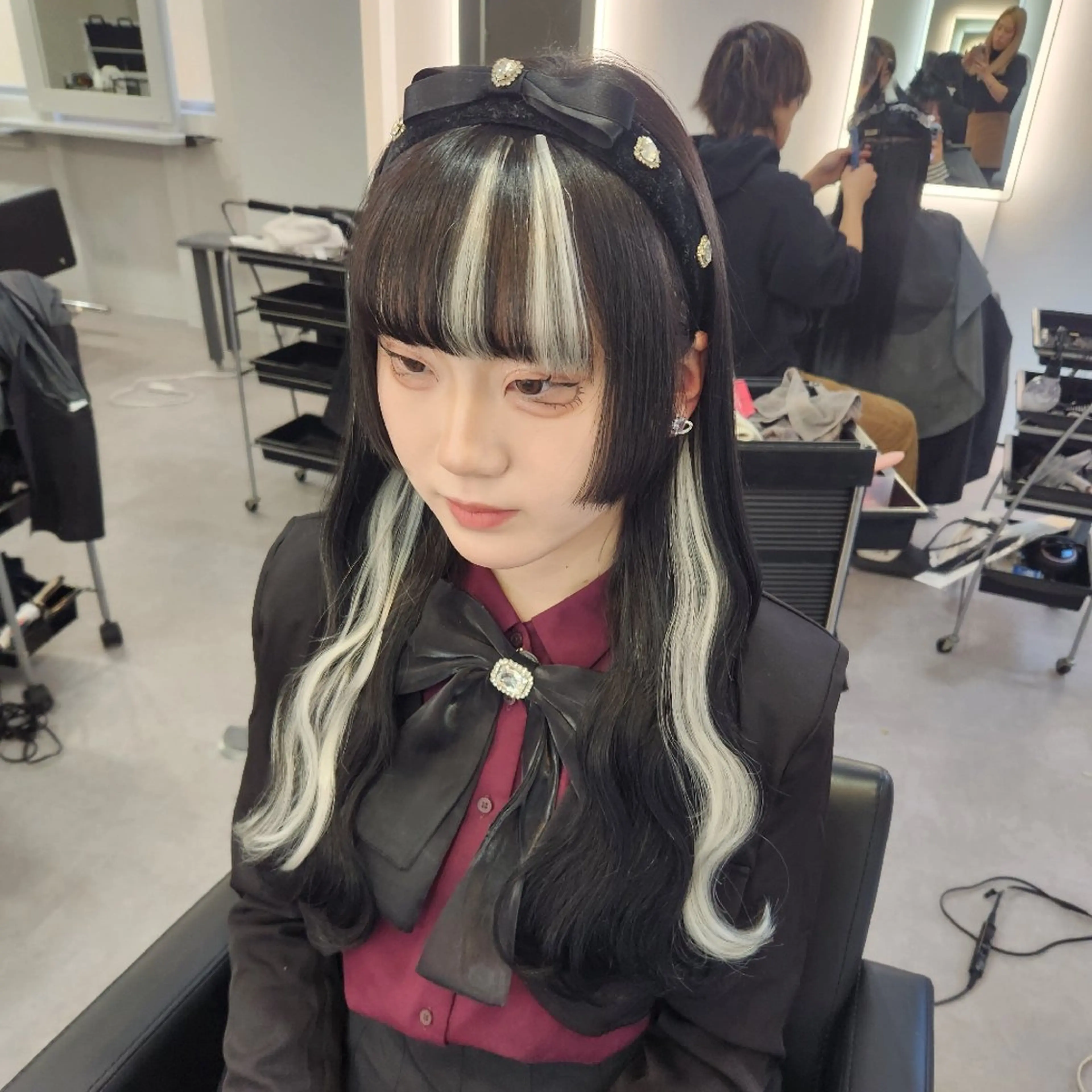 ロング カラー エクステ ヘアカラー エクステ ツヤ髪✨縮毛矯正 ハイトーンカラーのヘアスタイル