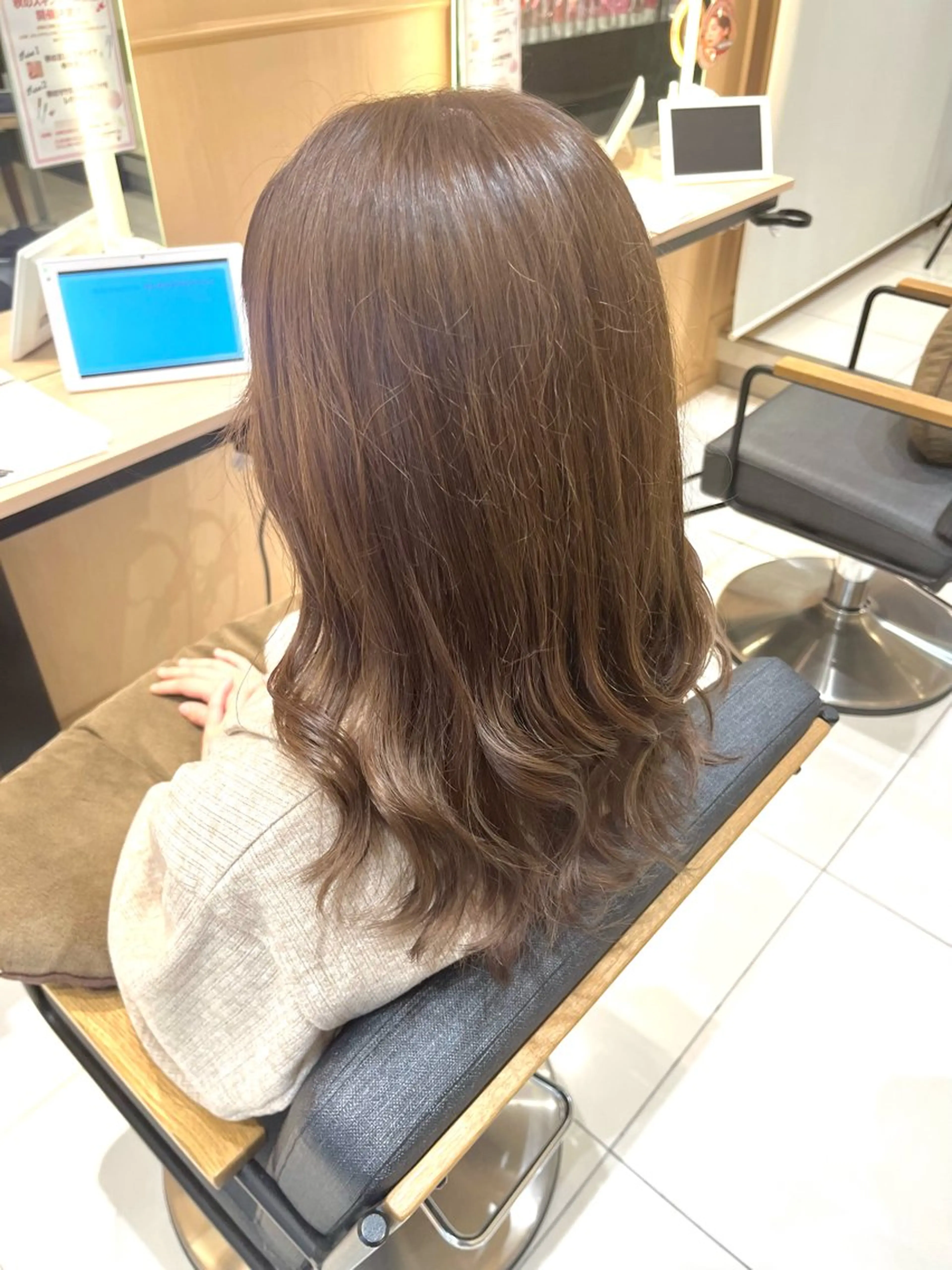 ミディアム ヘアカラー 🌈コテ巻き風パーマ LOHASせいな🌈のヘアスタイル