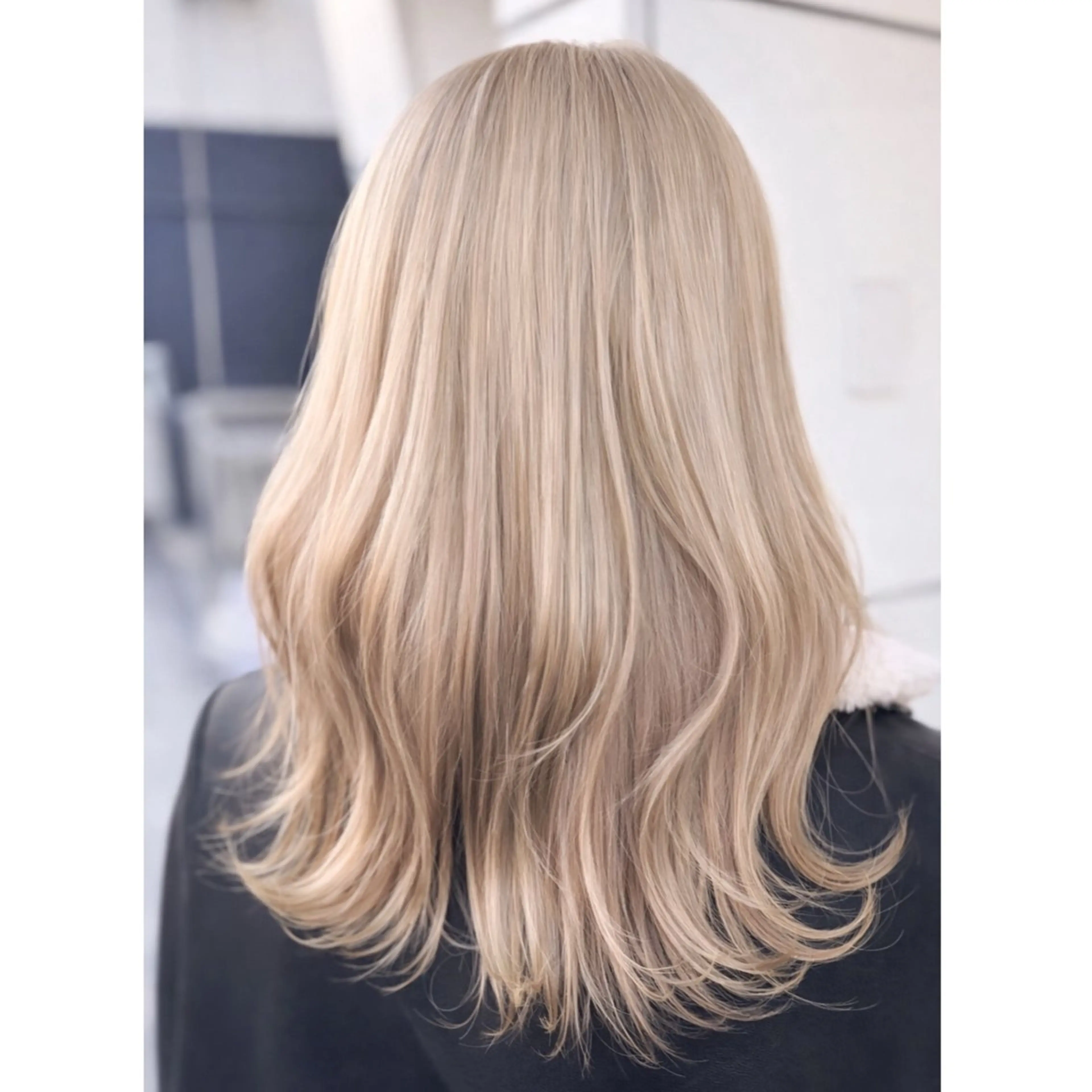 セミロング カラー ブリーチ ブロンド 森光みやび / WILLOW京橋のヘアスタイル