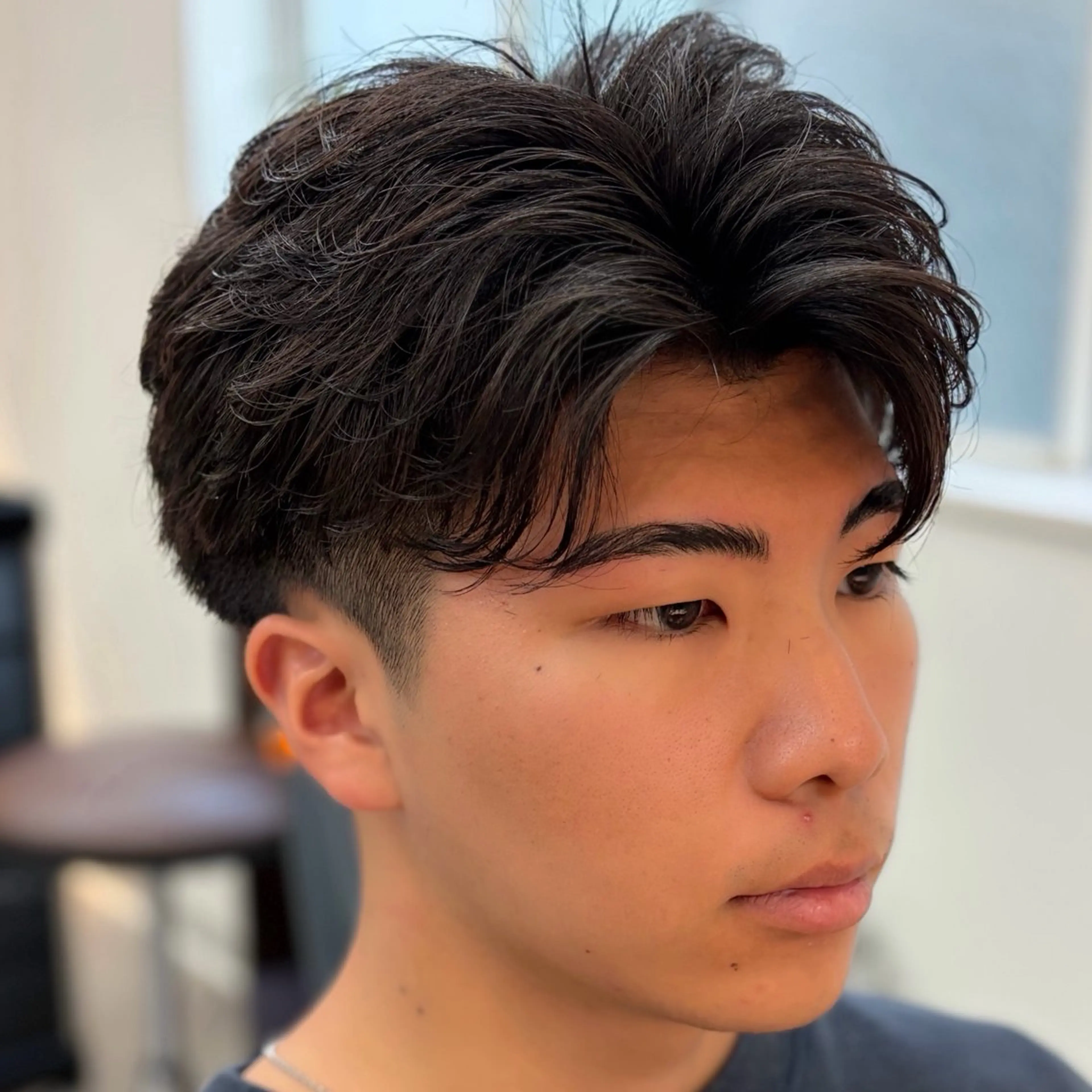パーマ メンズ センターパート フェザーパーマ メンズ韓国風 メンズパーマ 刈り上げ カット パーマ 男の理想を叶える🔥 メンズパーマ特化｜関のヘアスタイル