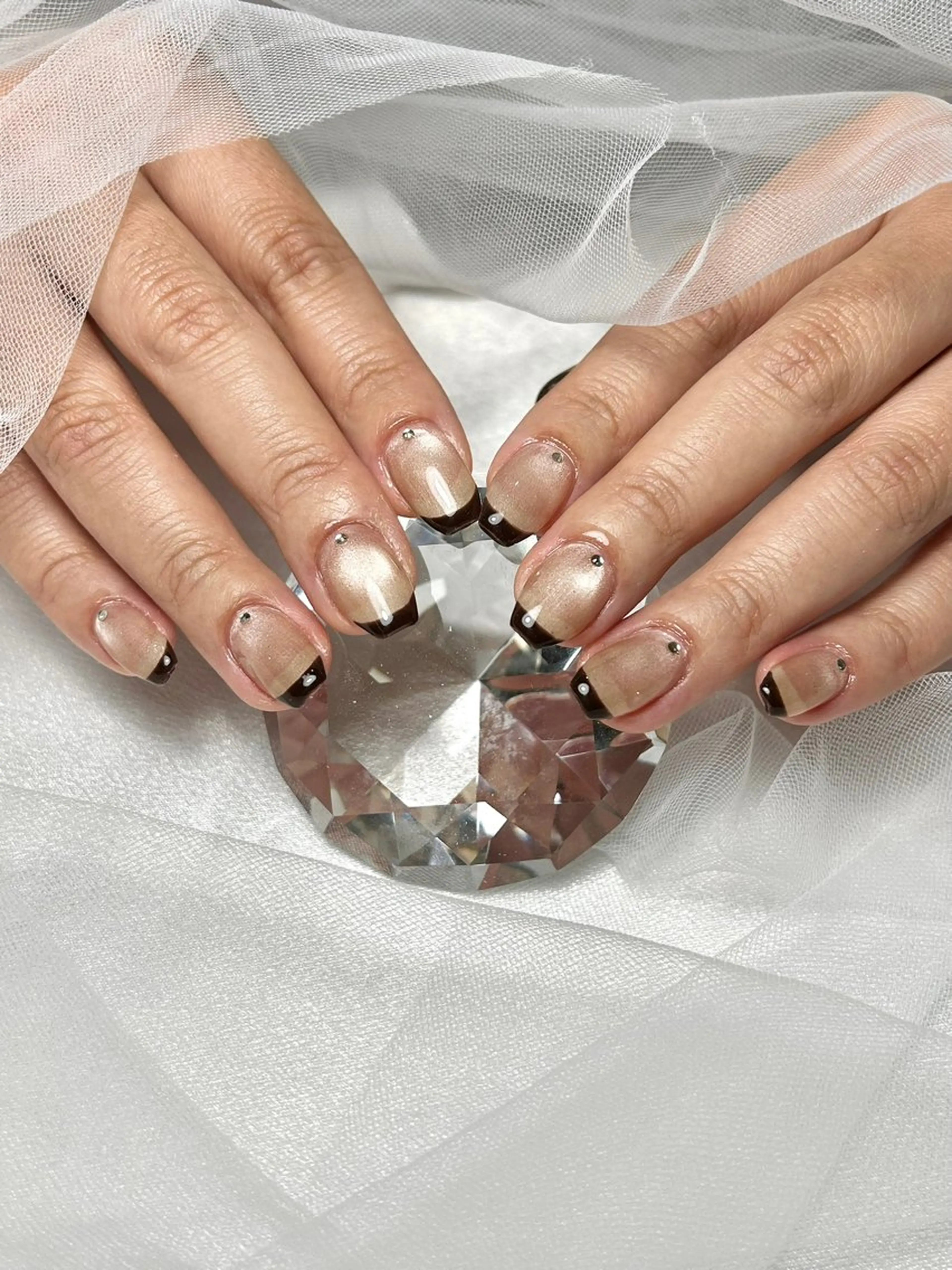 ネイル ブラウン フレンチネイル マグネットネイル ハンドネイル EmaNail 🧸Momokaのネイルデザイン