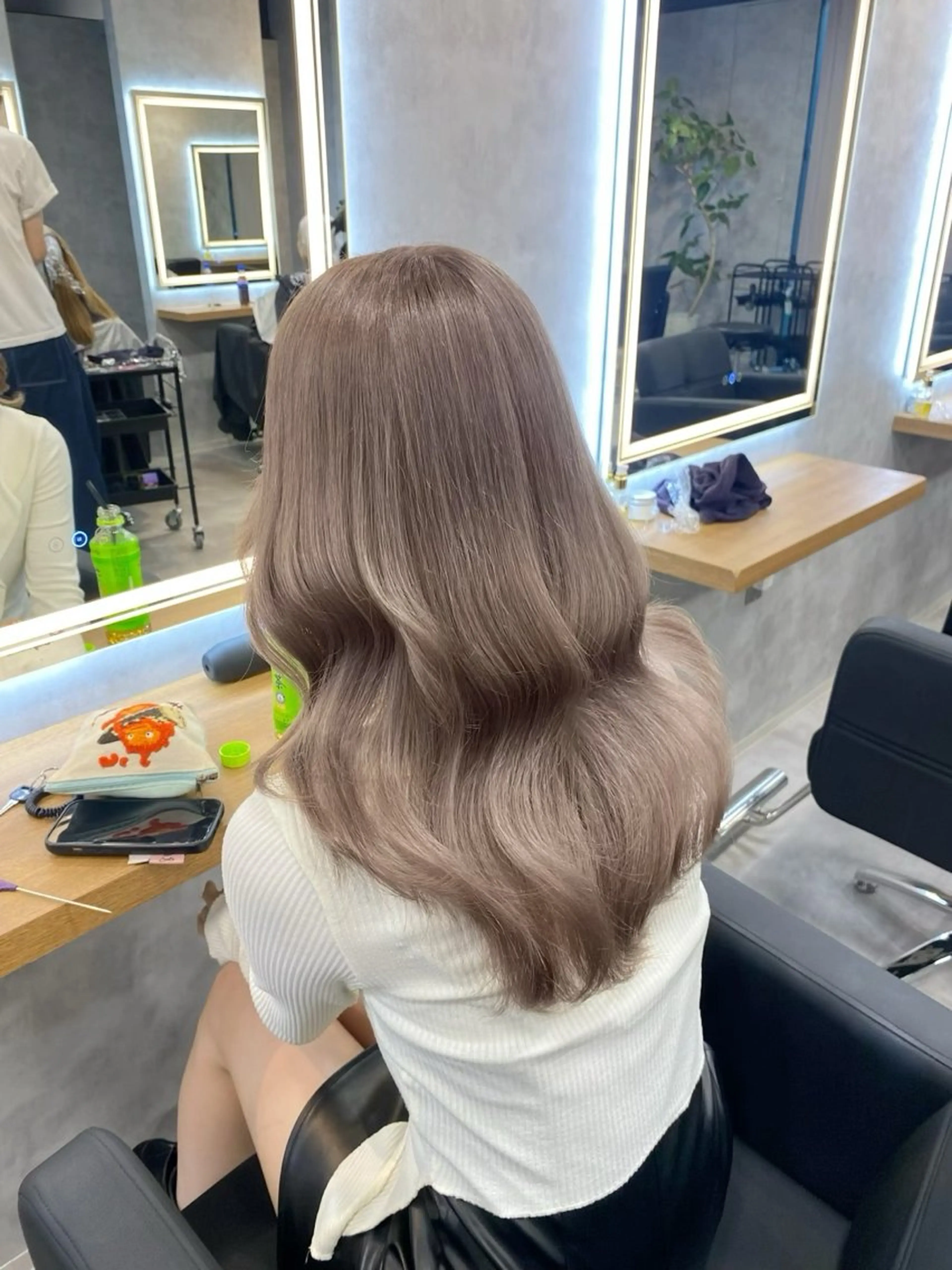ロング カラー グレージュ ミルクティーグレージュ ヘアカラー トリートメント ヘッドスパ ヘアセット 淡色/ワンホンヘア 🤍MINORIのヘアスタイル