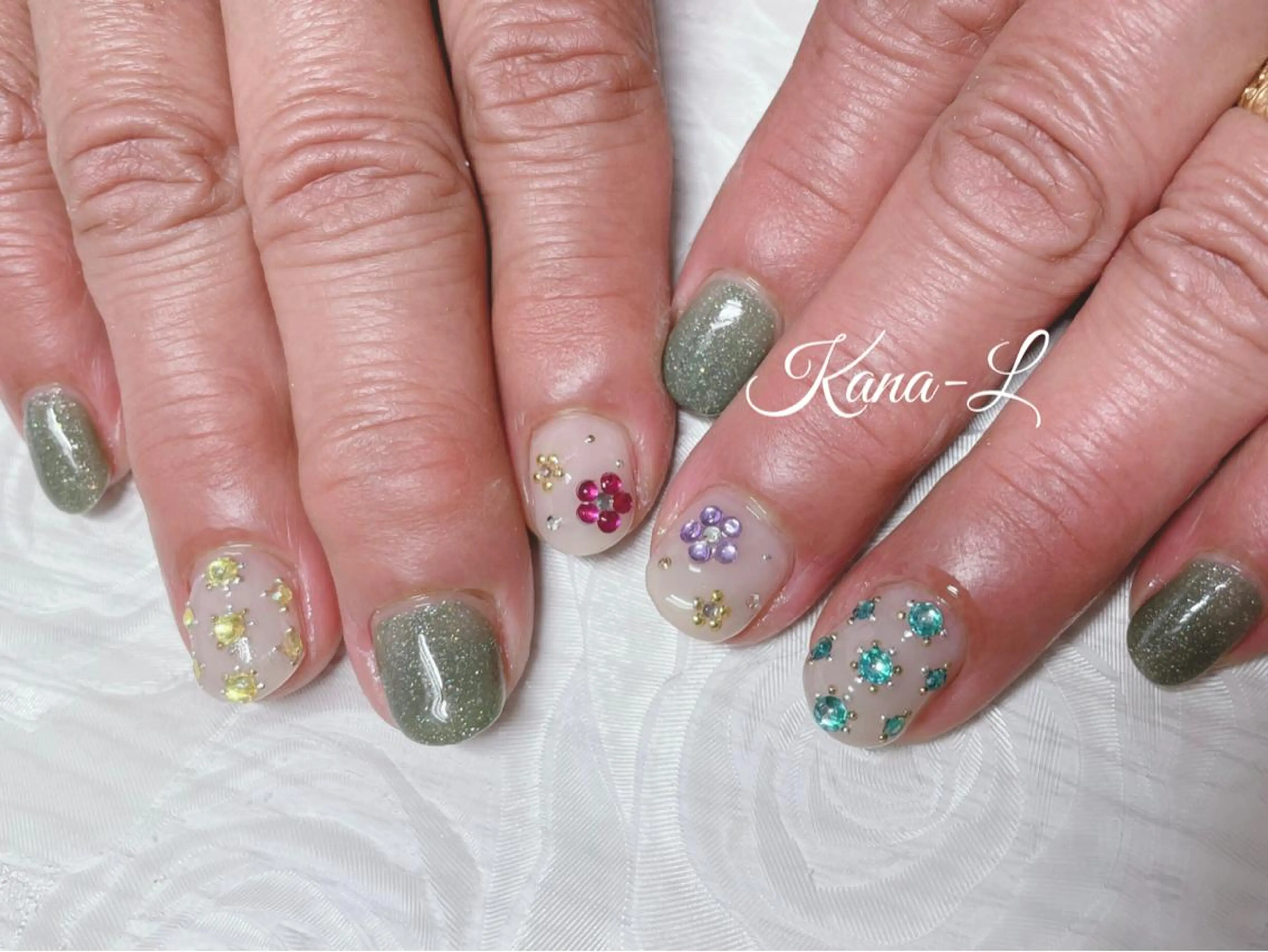 カラー ネイル ストーンネイル 芦辺 香奈のネイルデザイン