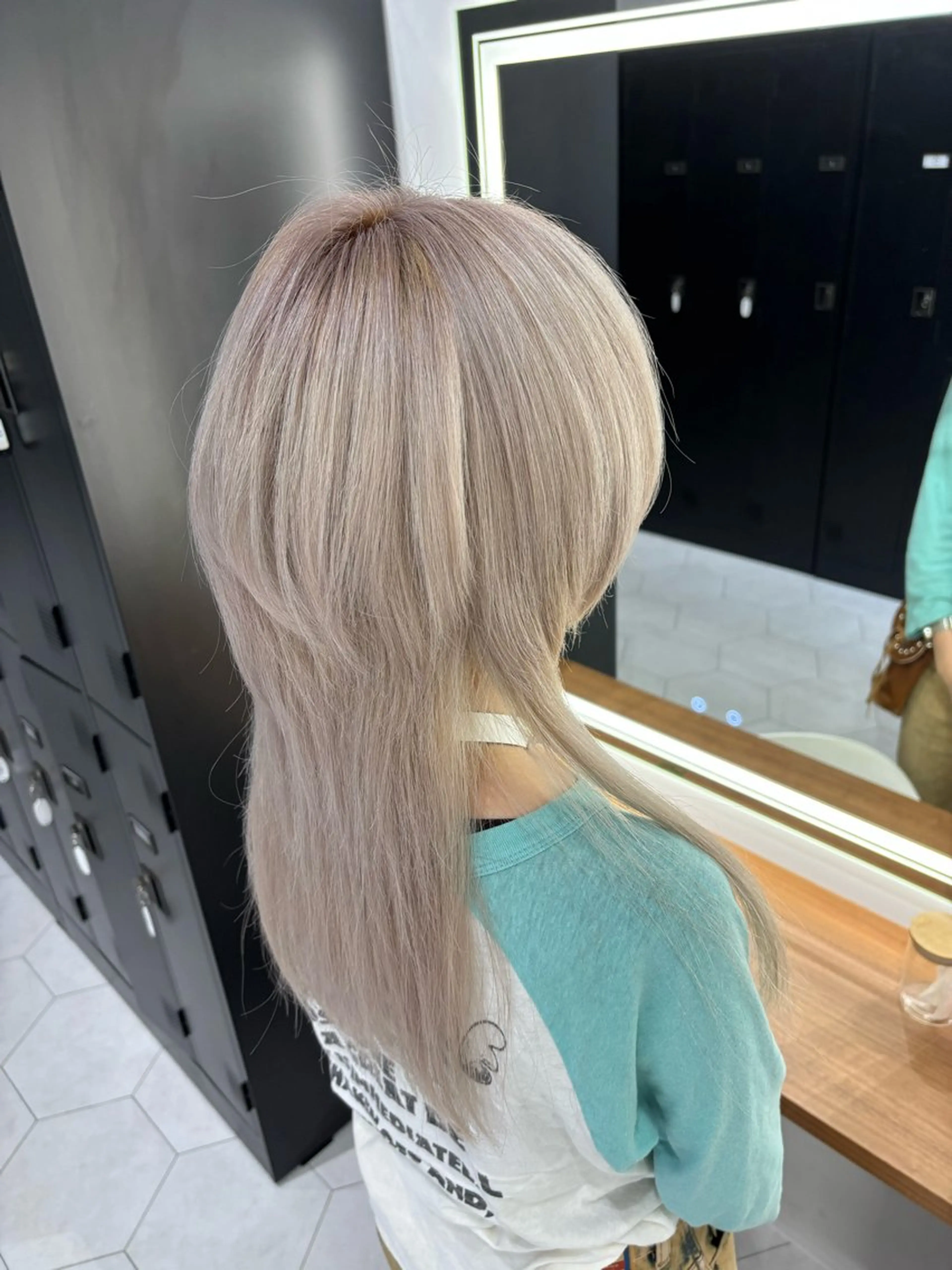 セミロング カラー ヘアカラー ねね🦖 /ブリーチカラーのヘアスタイル