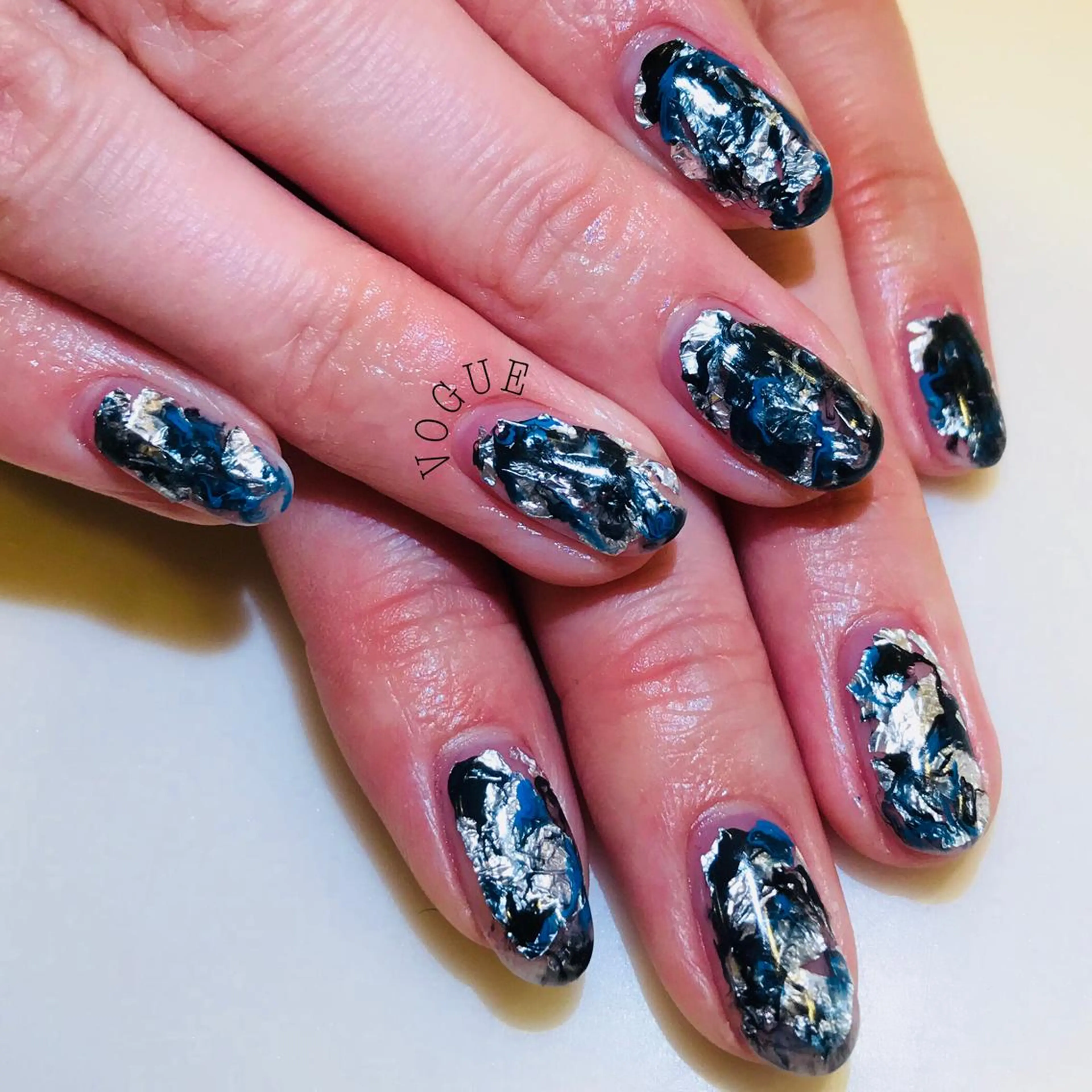 ネイル ブルー ニュアンスネイル シルバー ハンドネイル VOGUE ×SWANのネイルデザイン
